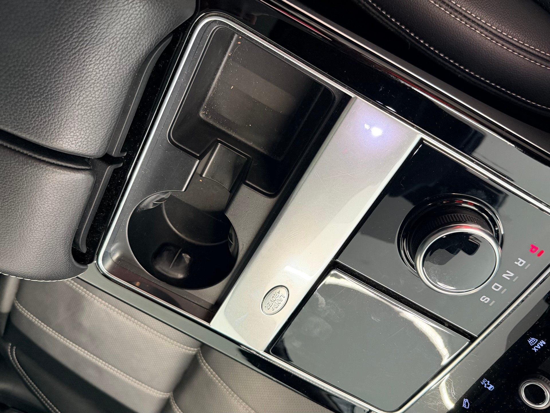 LAND ROVER Range Rover Velar R-Dynamic P 300 SE Automatic-image-24