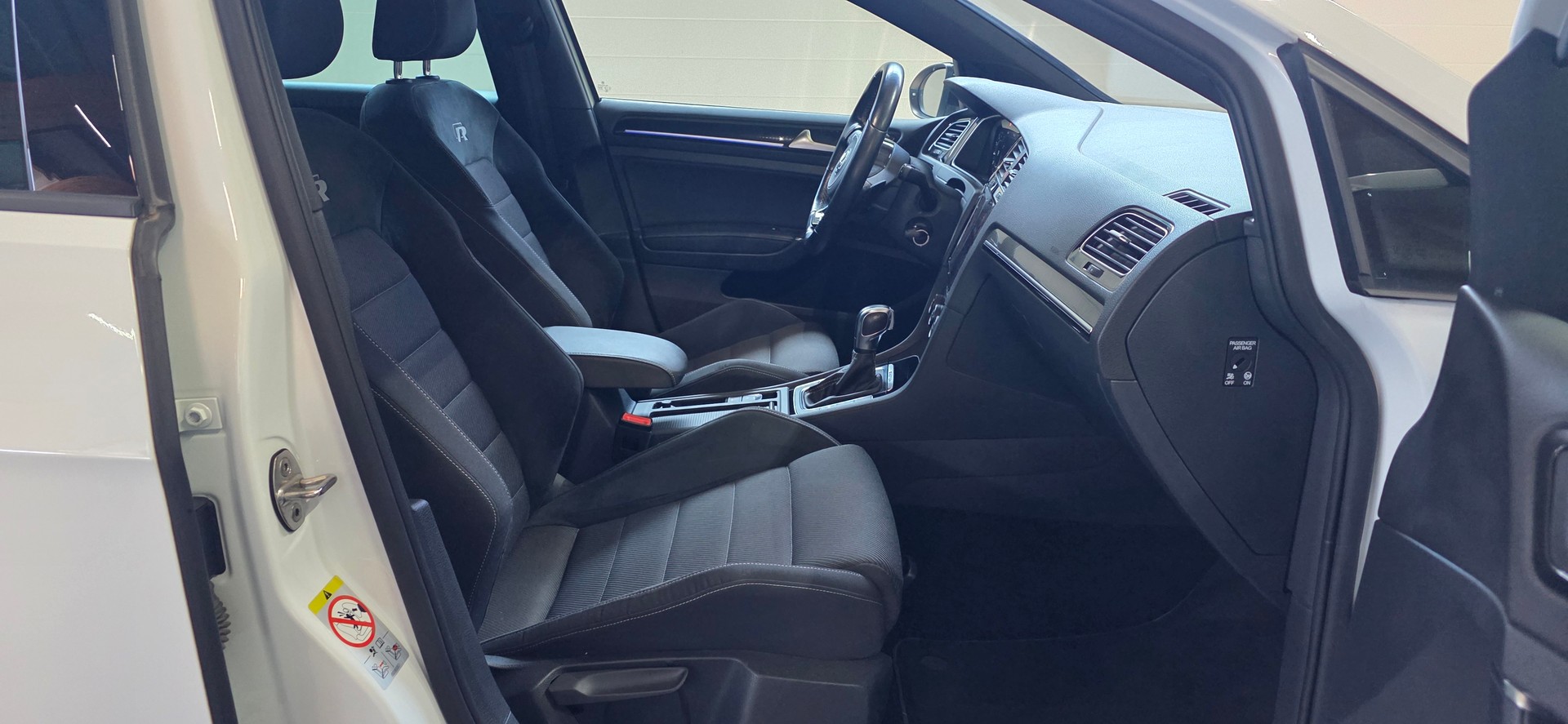 VW Golf 2.0 TSI R 4Motion DSG *MILLTEK*ACC&LaneAssist*CarPlay/AndroidAuto*CH-FAHRZEUG*-image-25