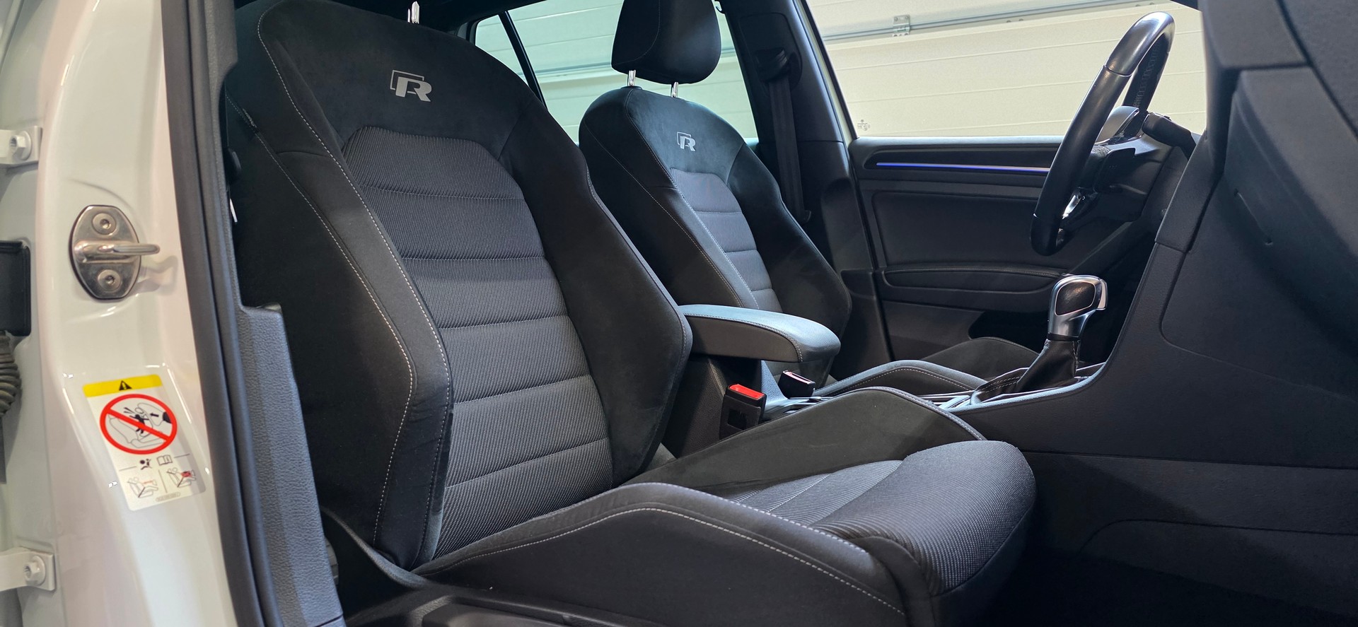 VW Golf 2.0 TSI R 4Motion DSG *MILLTEK*ACC&LaneAssist*CarPlay/AndroidAuto*CH-FAHRZEUG*-image-26