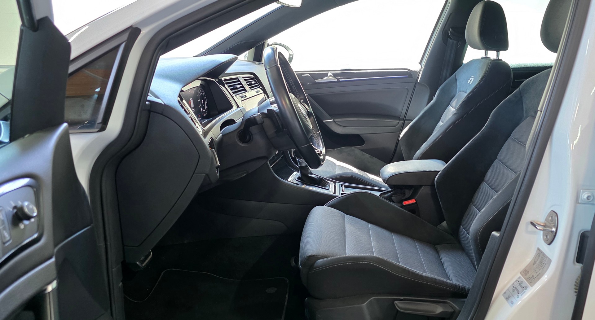 VW Golf 2.0 TSI R 4Motion DSG *MILLTEK*ACC&LaneAssist*CarPlay/AndroidAuto*CH-FAHRZEUG*-image-8