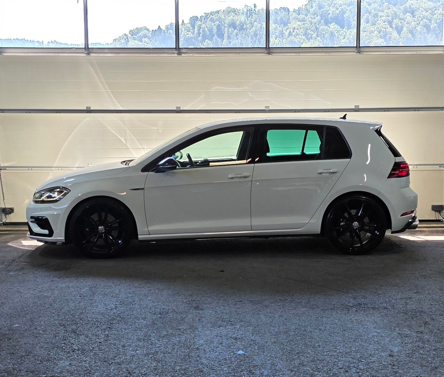 VW Golf 2.0 TSI R 4Motion DSG *MILLTEK*ACC&LaneAssist*CarPlay/AndroidAuto*CH-FAHRZEUG*-image-1