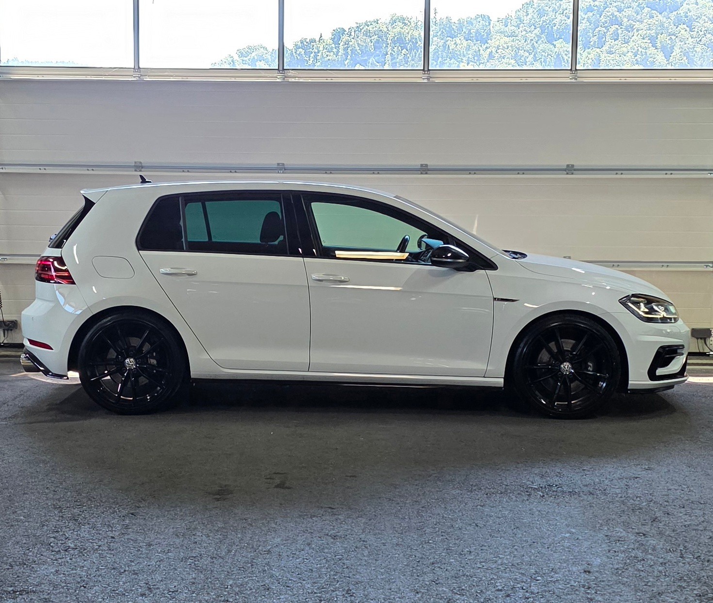 VW Golf 2.0 TSI R 4Motion DSG *MILLTEK*ACC&LaneAssist*CarPlay/AndroidAuto*CH-FAHRZEUG*-image-5