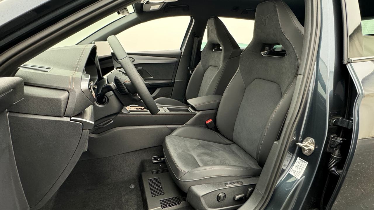CUPRA LEON ST 1.5 e-HYBRID pHEV VZ Black Edition-image-4