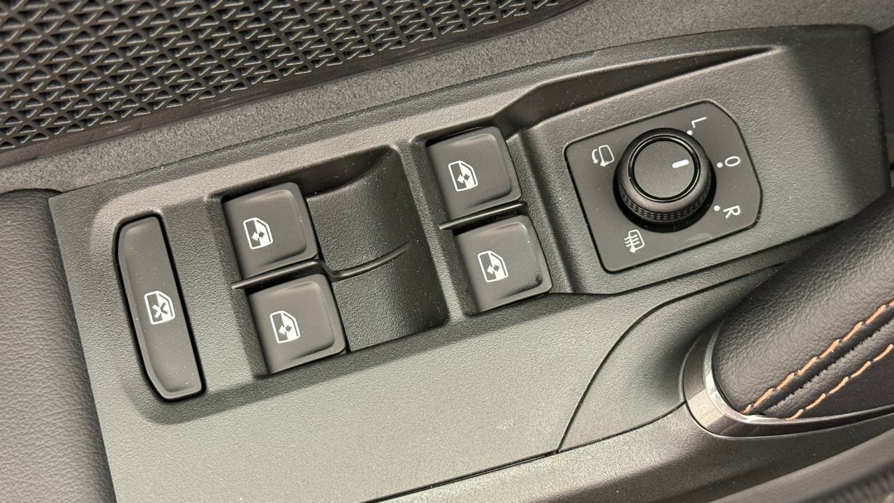 CUPRA LEON ST 1.5 e-HYBRID pHEV VZ Black Edition-image-8