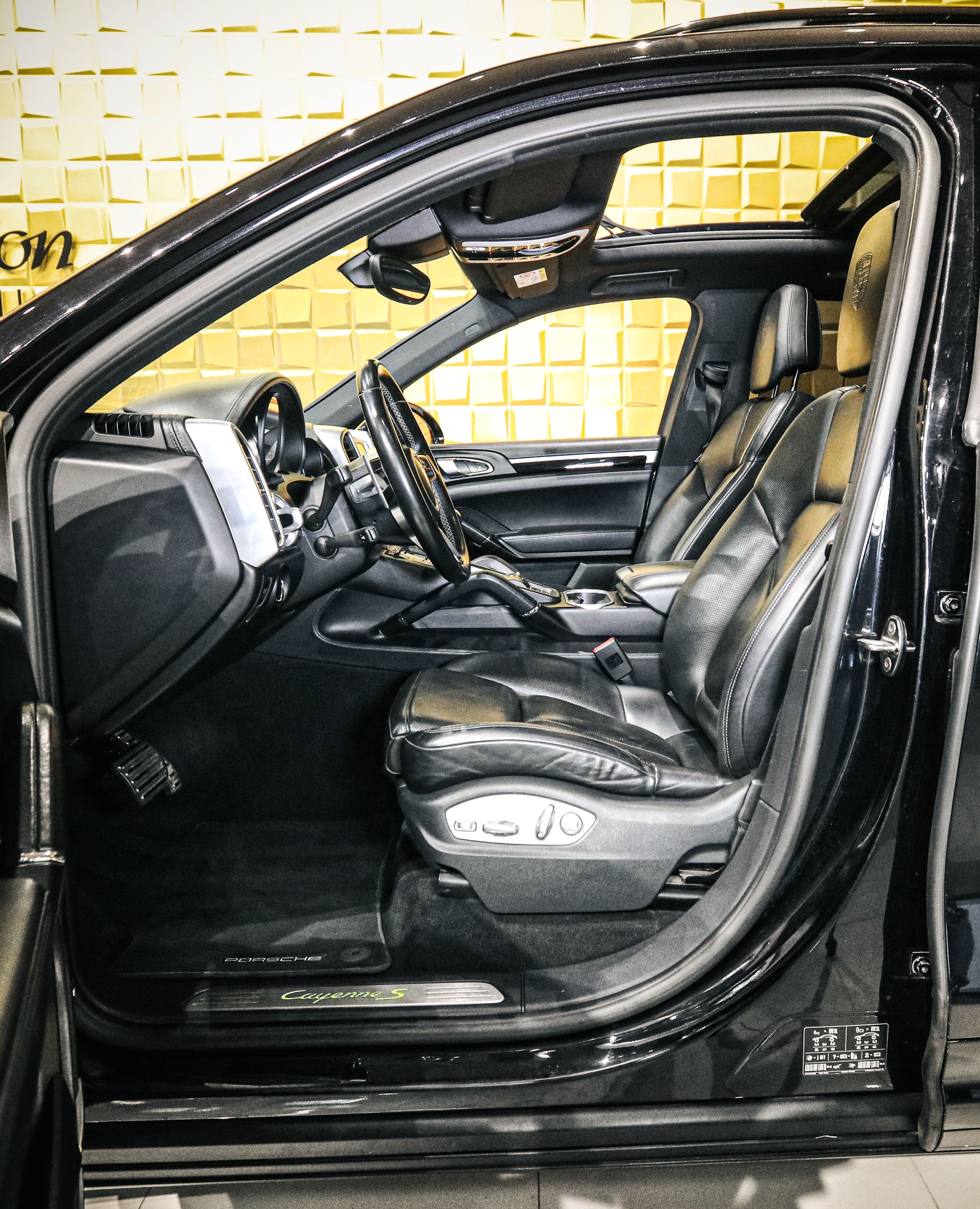 PORSCHE Cayenne S E-Hybrid-image-8