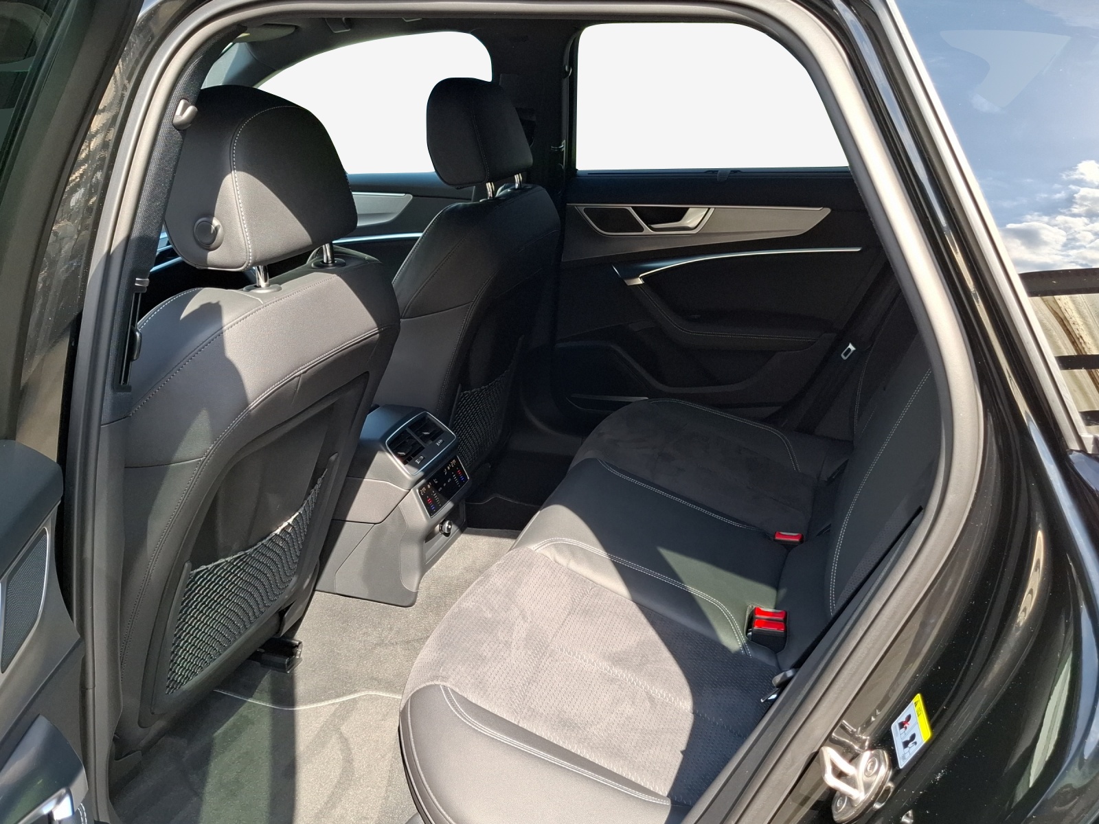 AUDI A6 Avant 40 TDI Sport Attraction quattro S-tronic-image-11