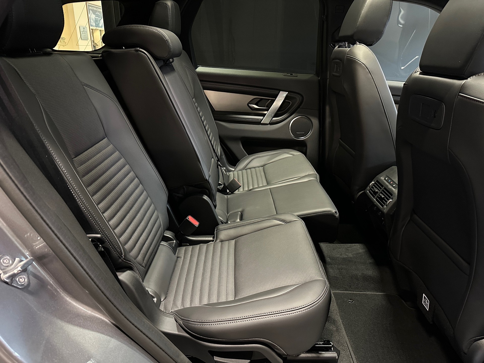 LAND ROVER Discovery Sport 1.5 T 270e Landmark-image-14