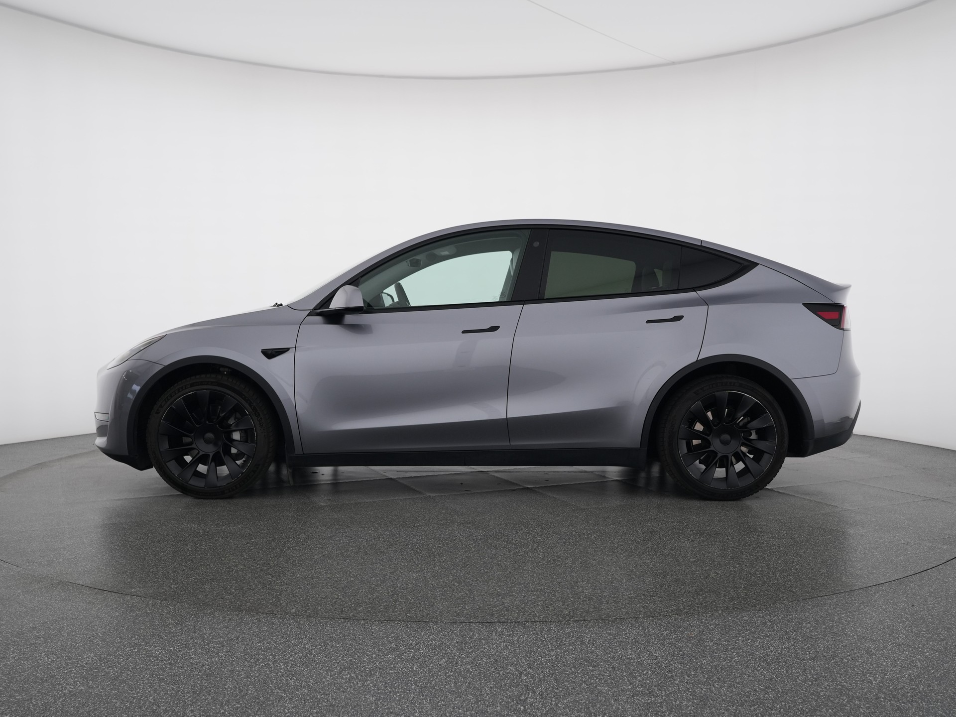TESLA Model Y Long Range All-Wheel Drive-image-1