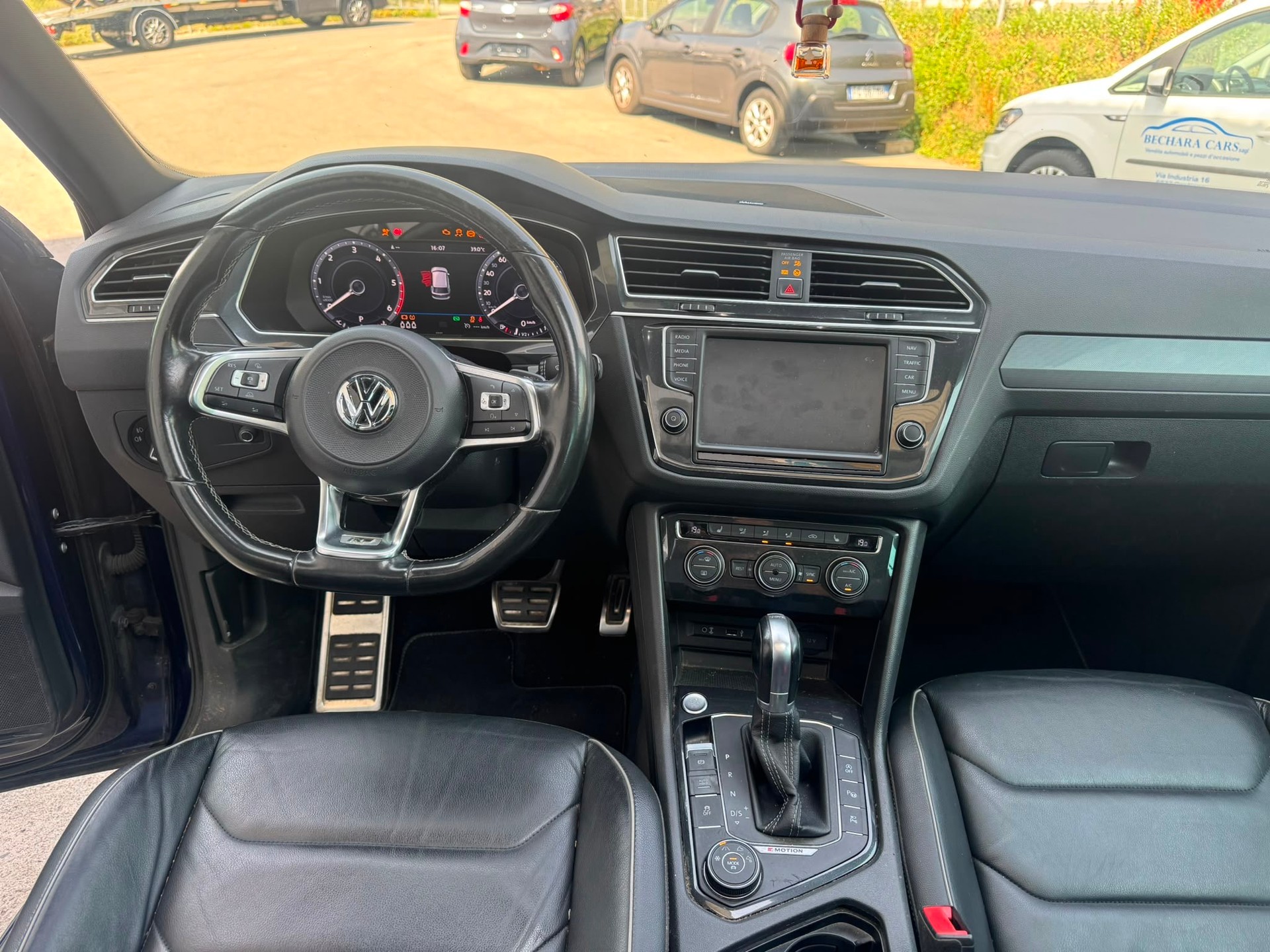 VW Tiguan 2.0 TDI R-line 4Motion DSG-image-10