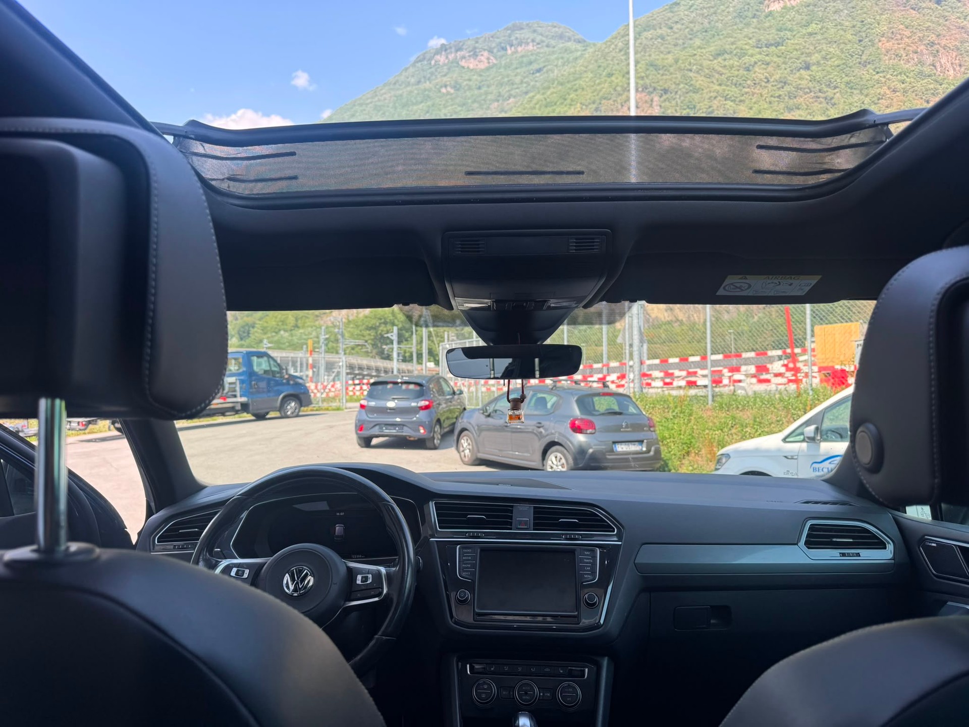 VW Tiguan 2.0 TDI R-line 4Motion DSG-image-14