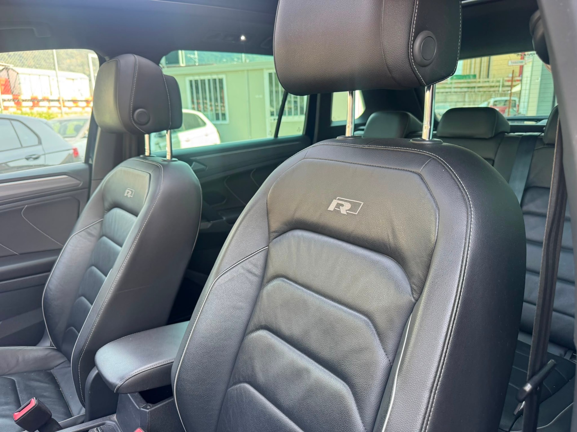 VW Tiguan 2.0 TDI R-line 4Motion DSG-image-12