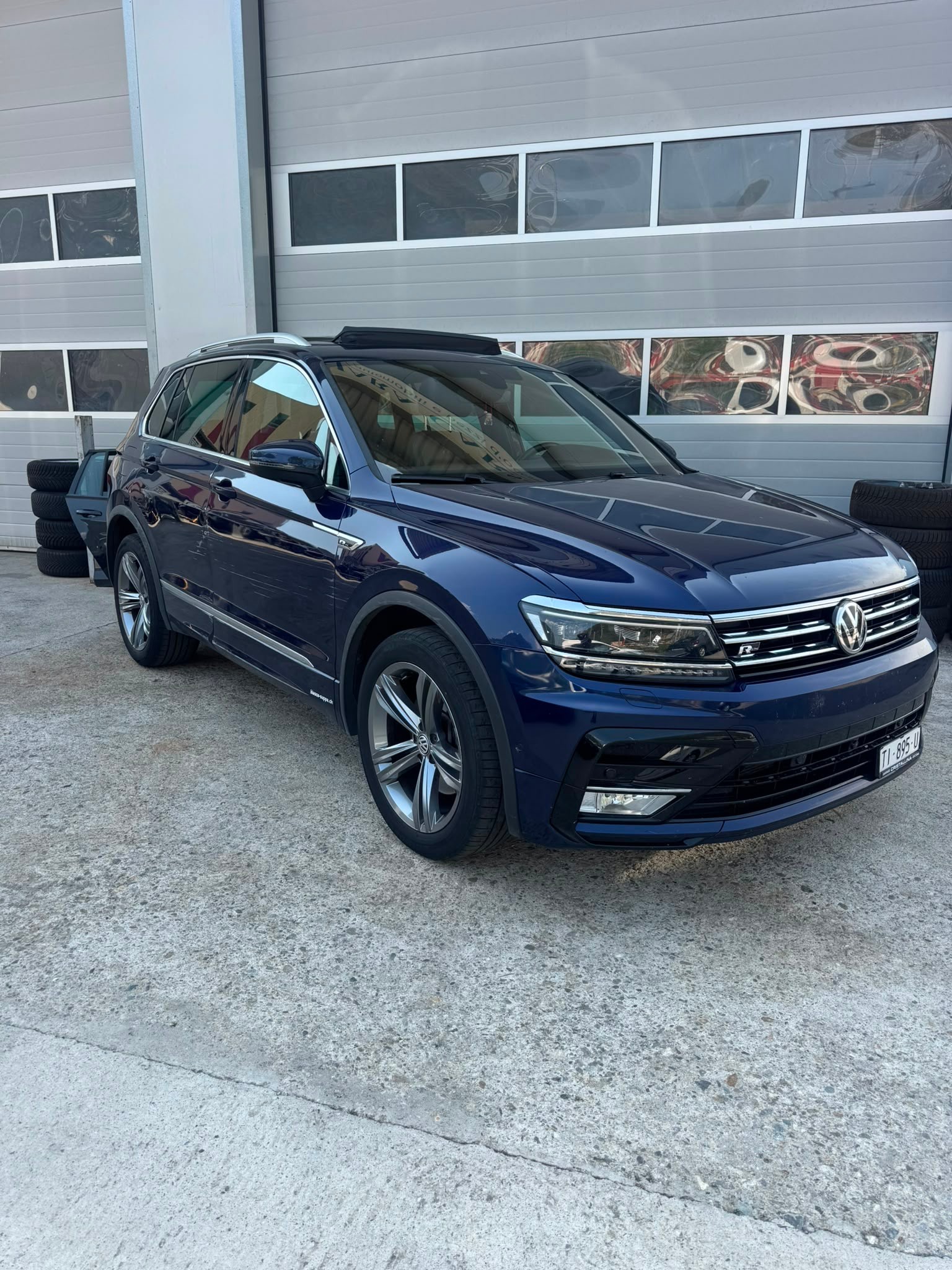 VW Tiguan 2.0 TDI R-line 4Motion DSG-image-2