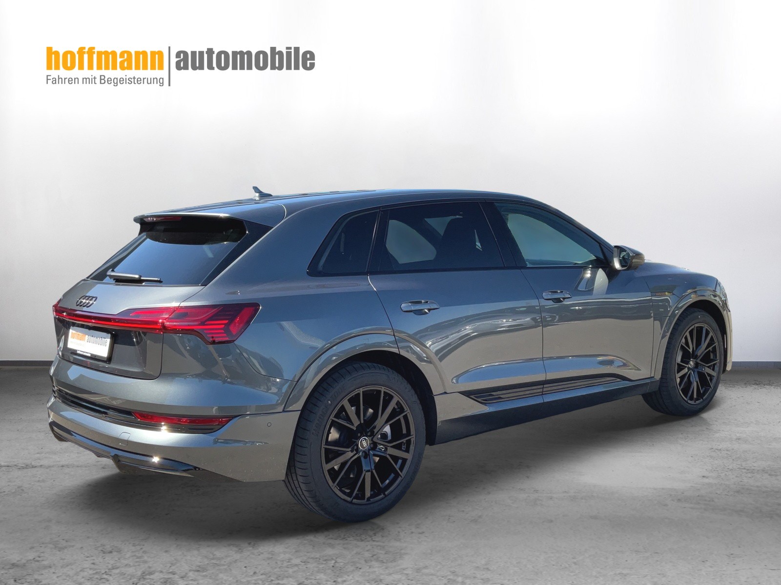 AUDI e-tron 55 S Line Black Edition quattro-showroom-element-3