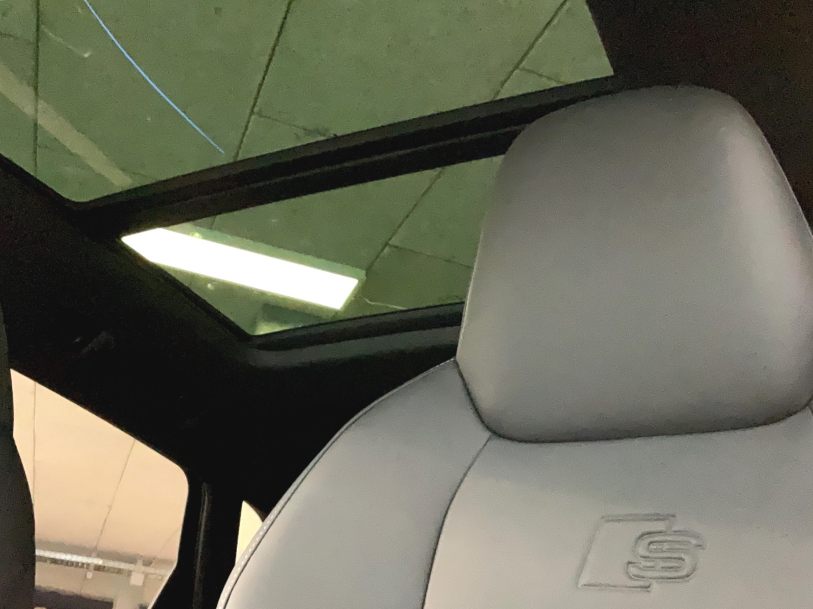AUDI e-tron 55 S Line Black Edition quattro-image-13