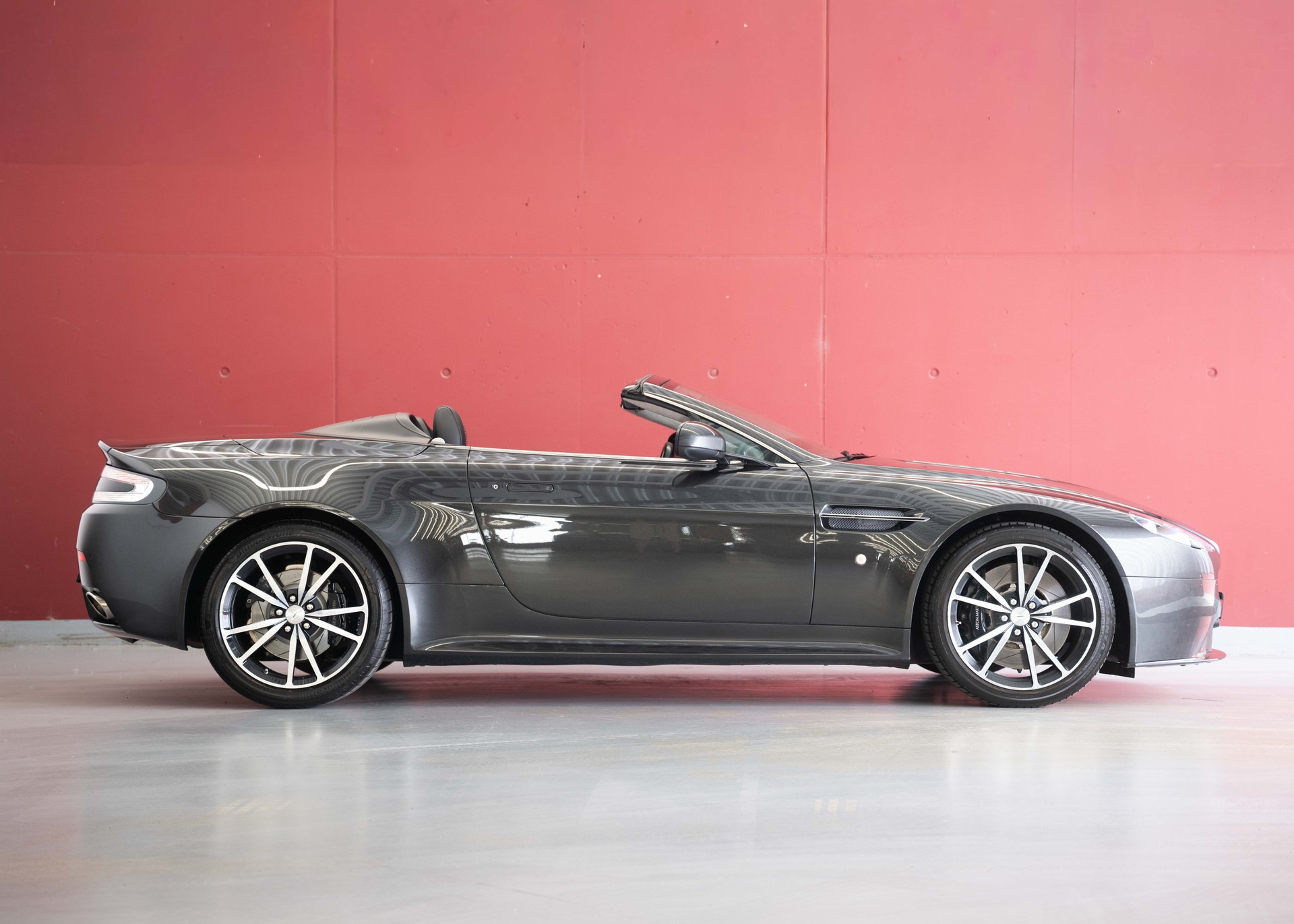 ASTON MARTIN V8 Vantage 4.7 S Roadster SP10 (Limited Edition 1/161, Swiss car, beautiful condition, full Aston history)-image-7