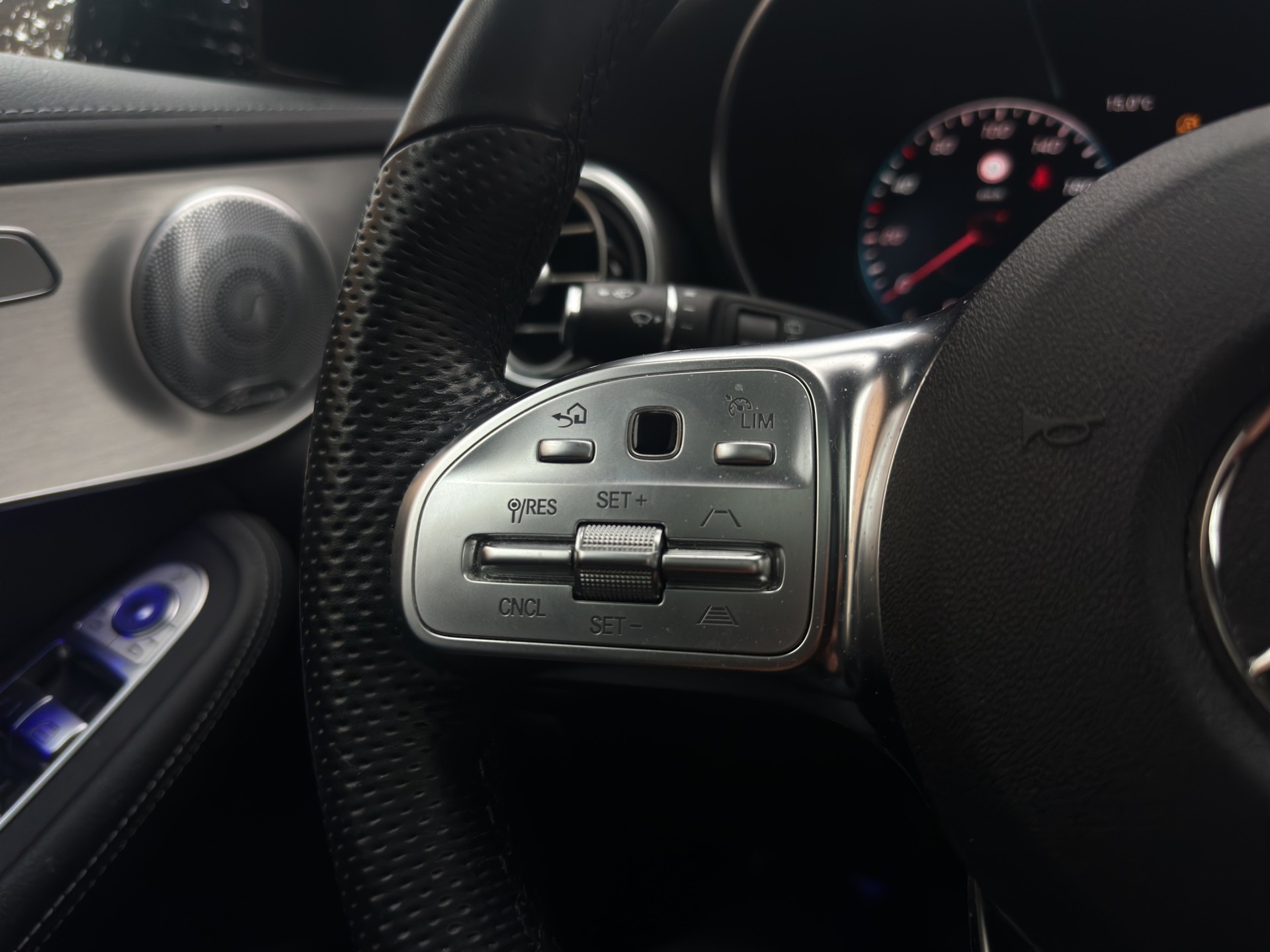 MERCEDES-BENZ GLC 220 d AMG Line 4Matic 9G-Tronic-image-16