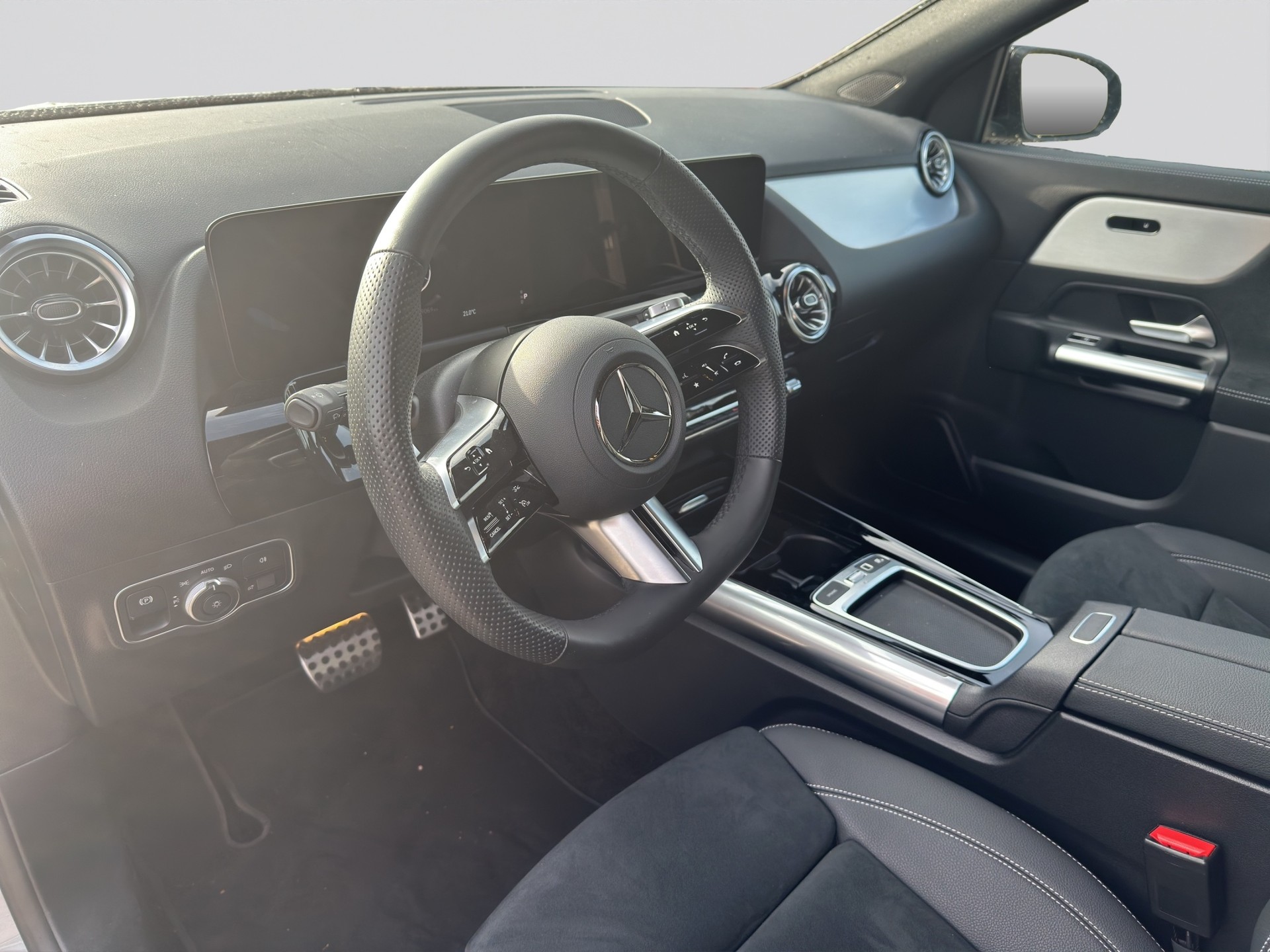 MERCEDES-BENZ GLA 200 7G-DCT AMG Line Night-image-6