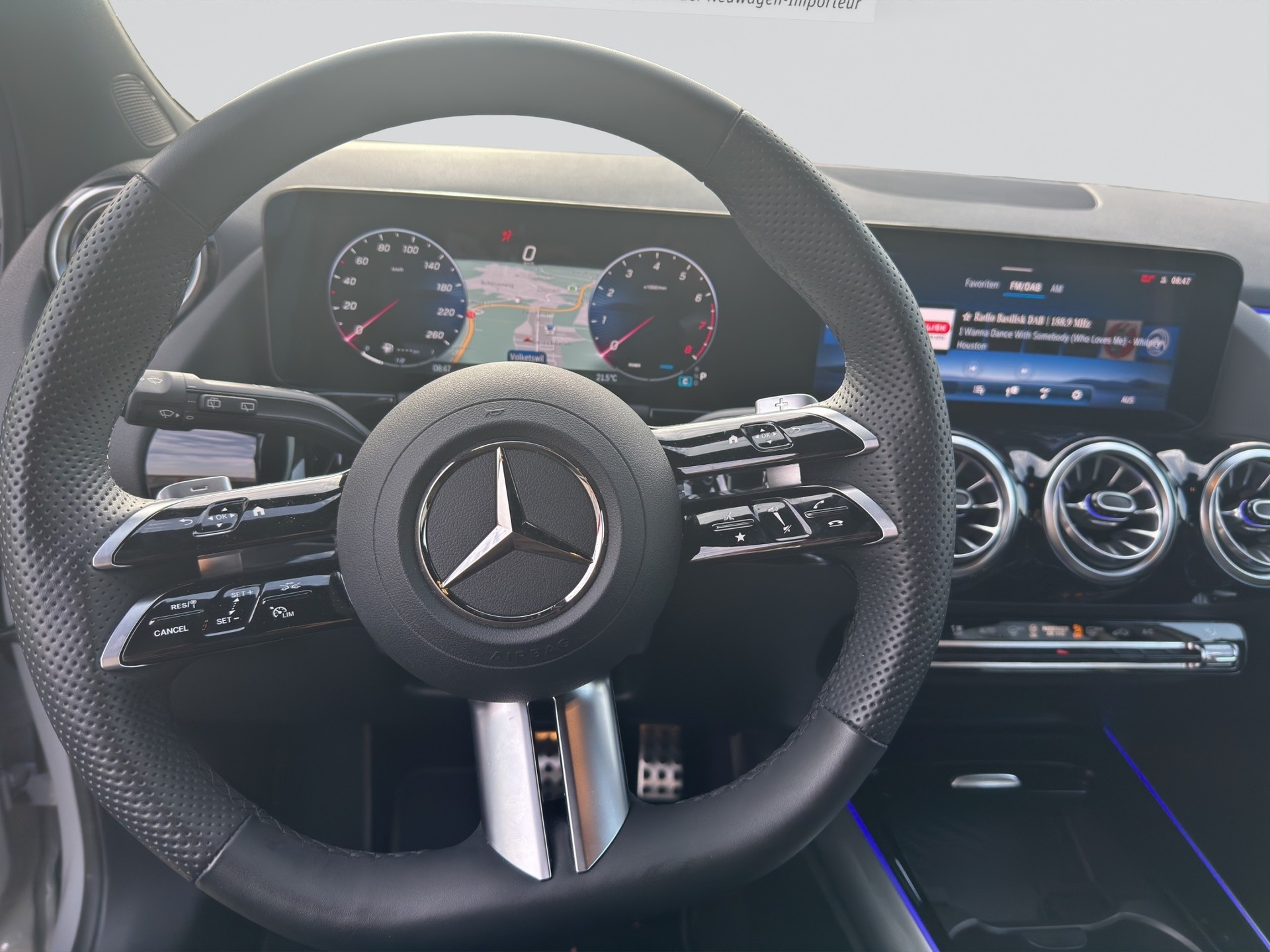 MERCEDES-BENZ GLA 200 7G-DCT AMG Line Night-image-8