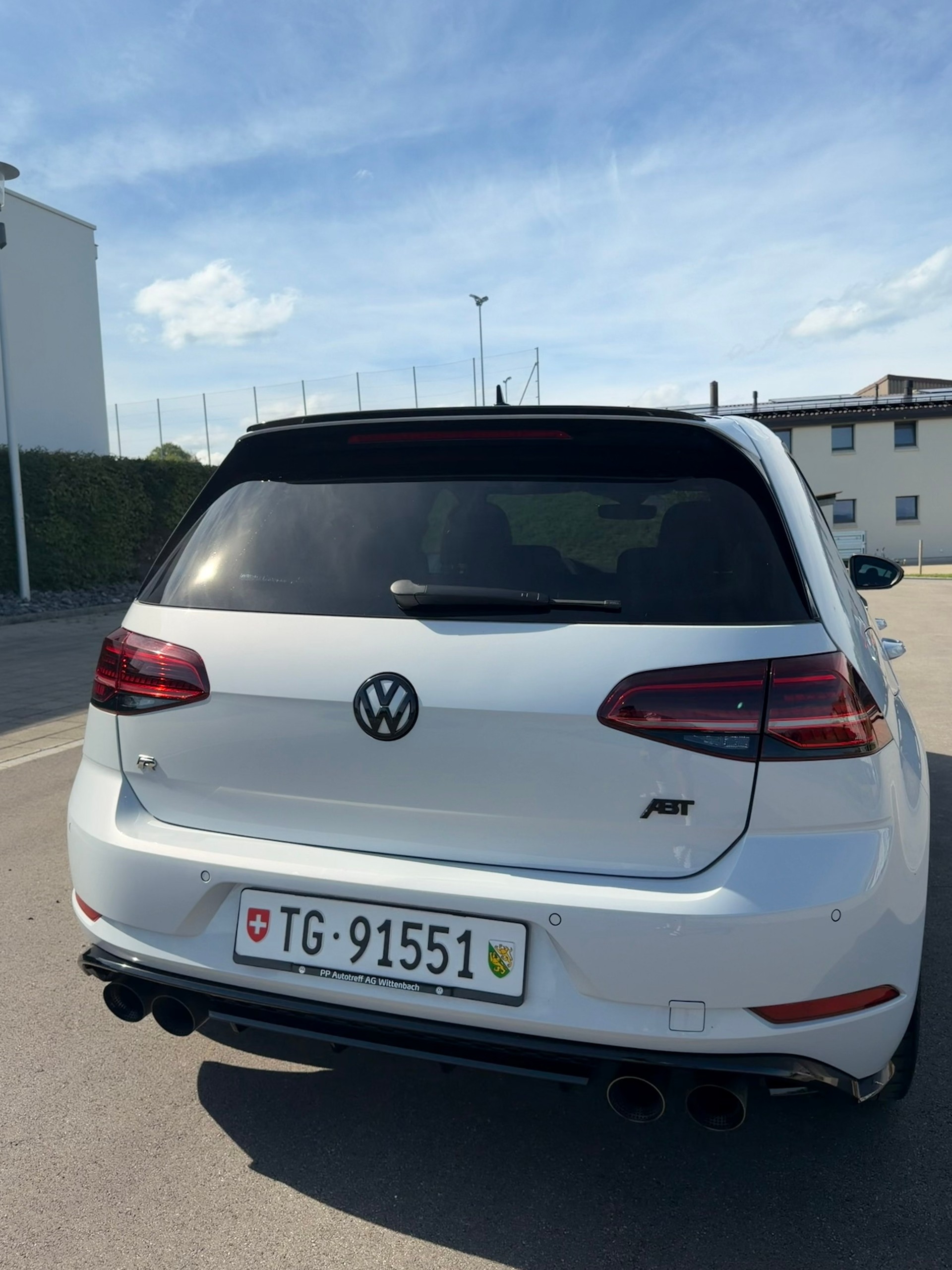 VW 2.0 TSI R 310 DSG 4motion-image-4