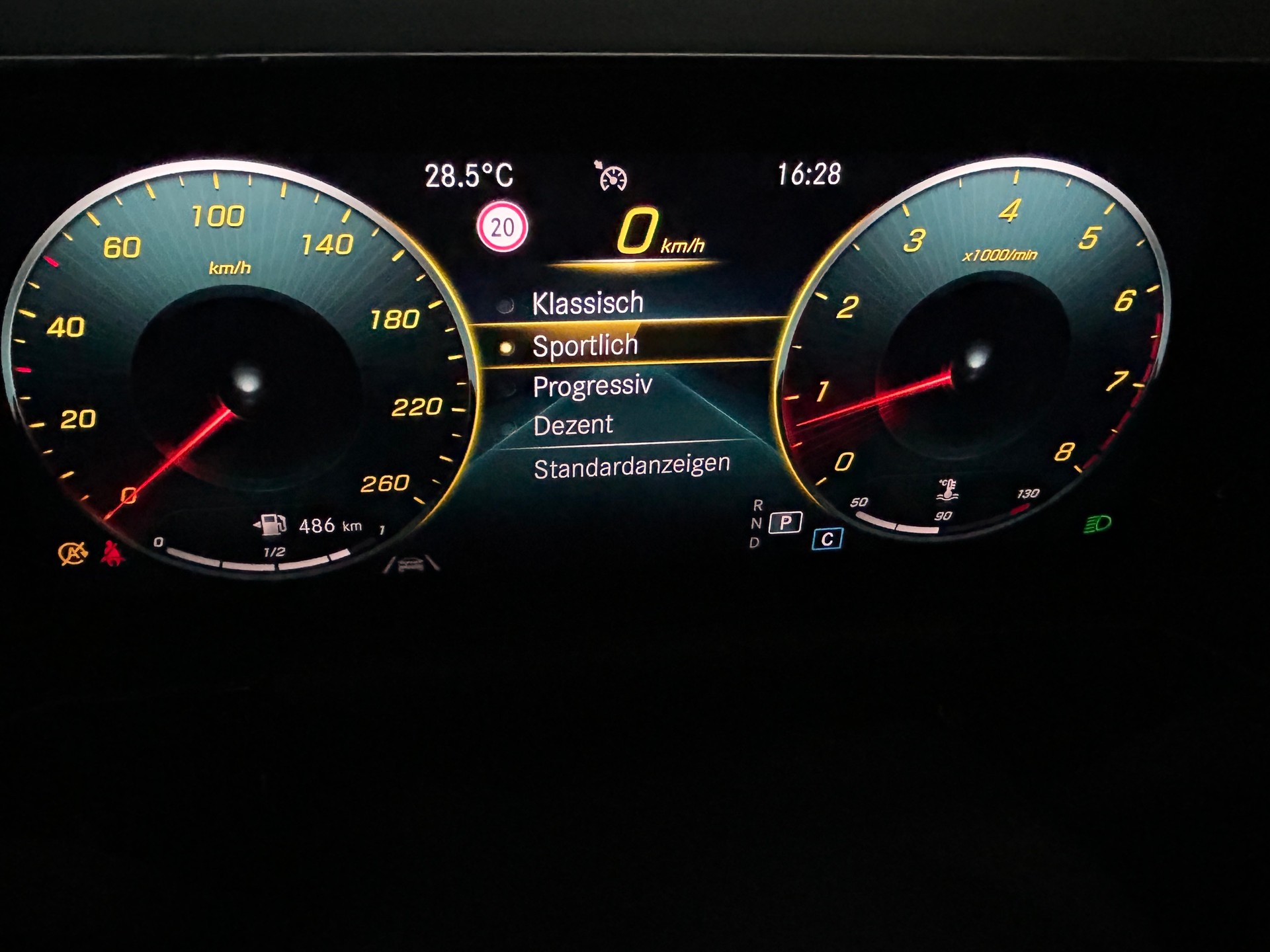 MERCEDES-BENZ GLA 250 4Matic AMG Line 8G-DCT-image-17