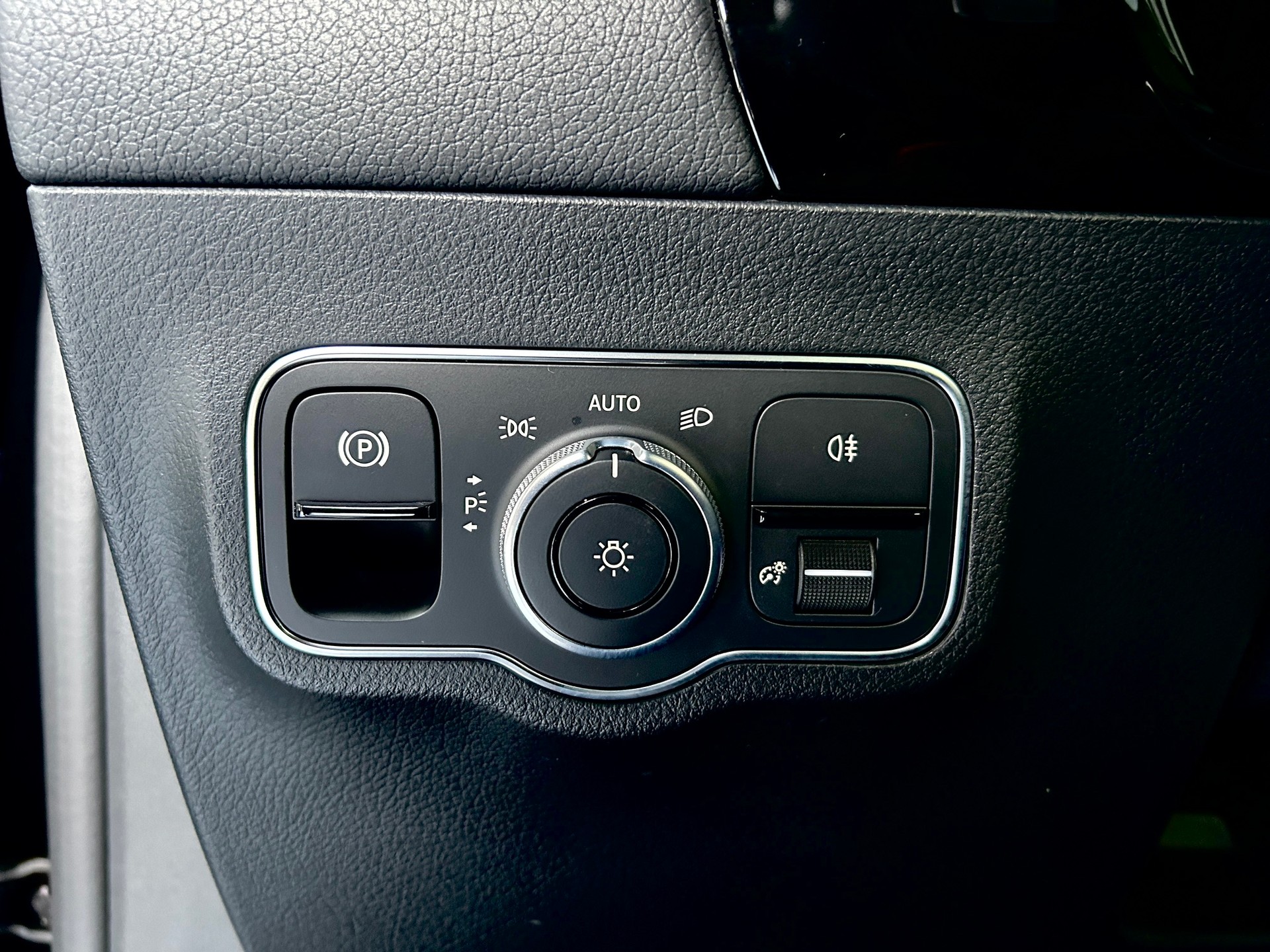 MERCEDES-BENZ GLA 250 4Matic AMG Line 8G-DCT-image-15