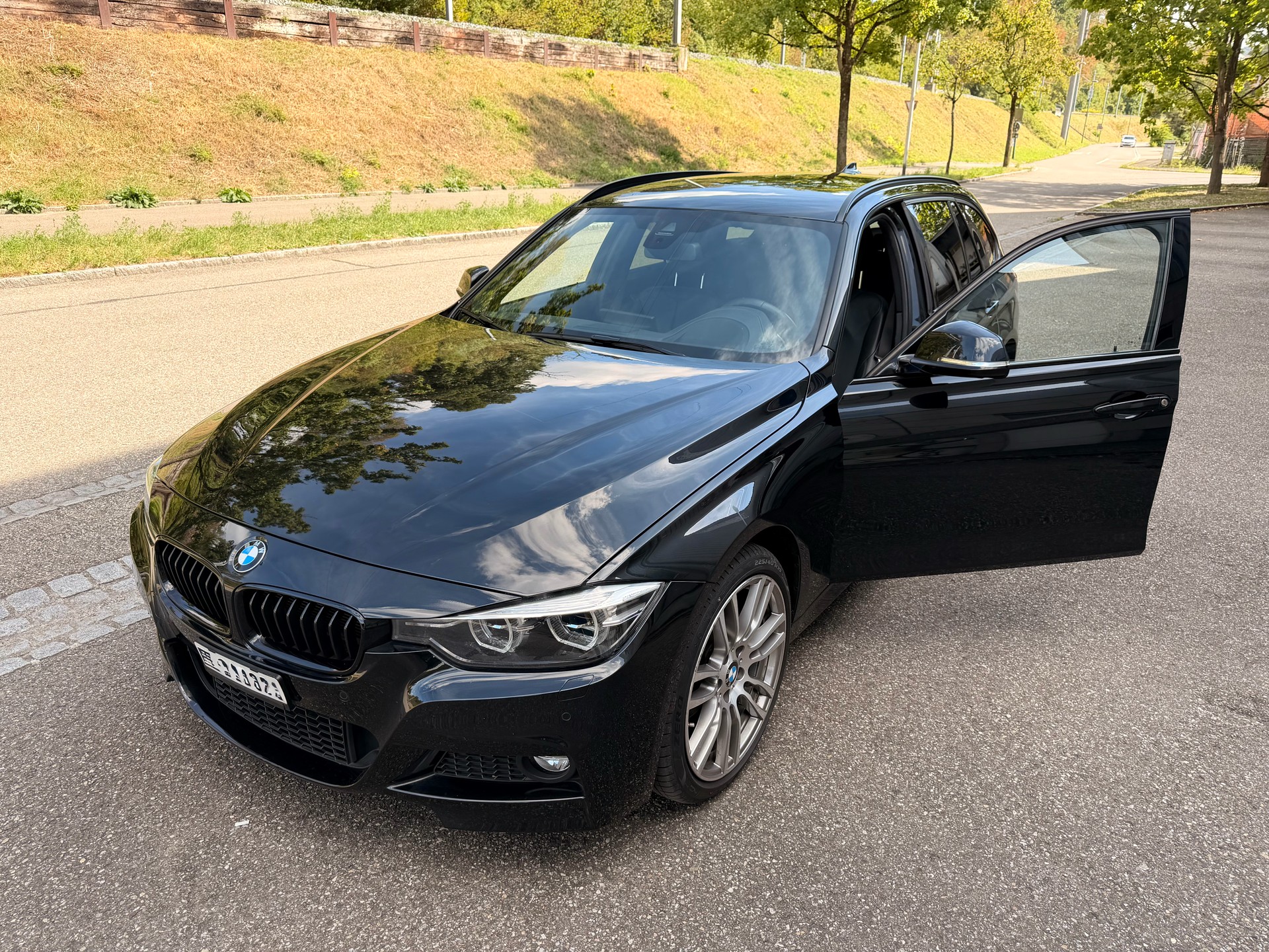 BMW 320d xDrive Touring Edition M Sport Steptronic, Saphirschwarz Metallic-image-0