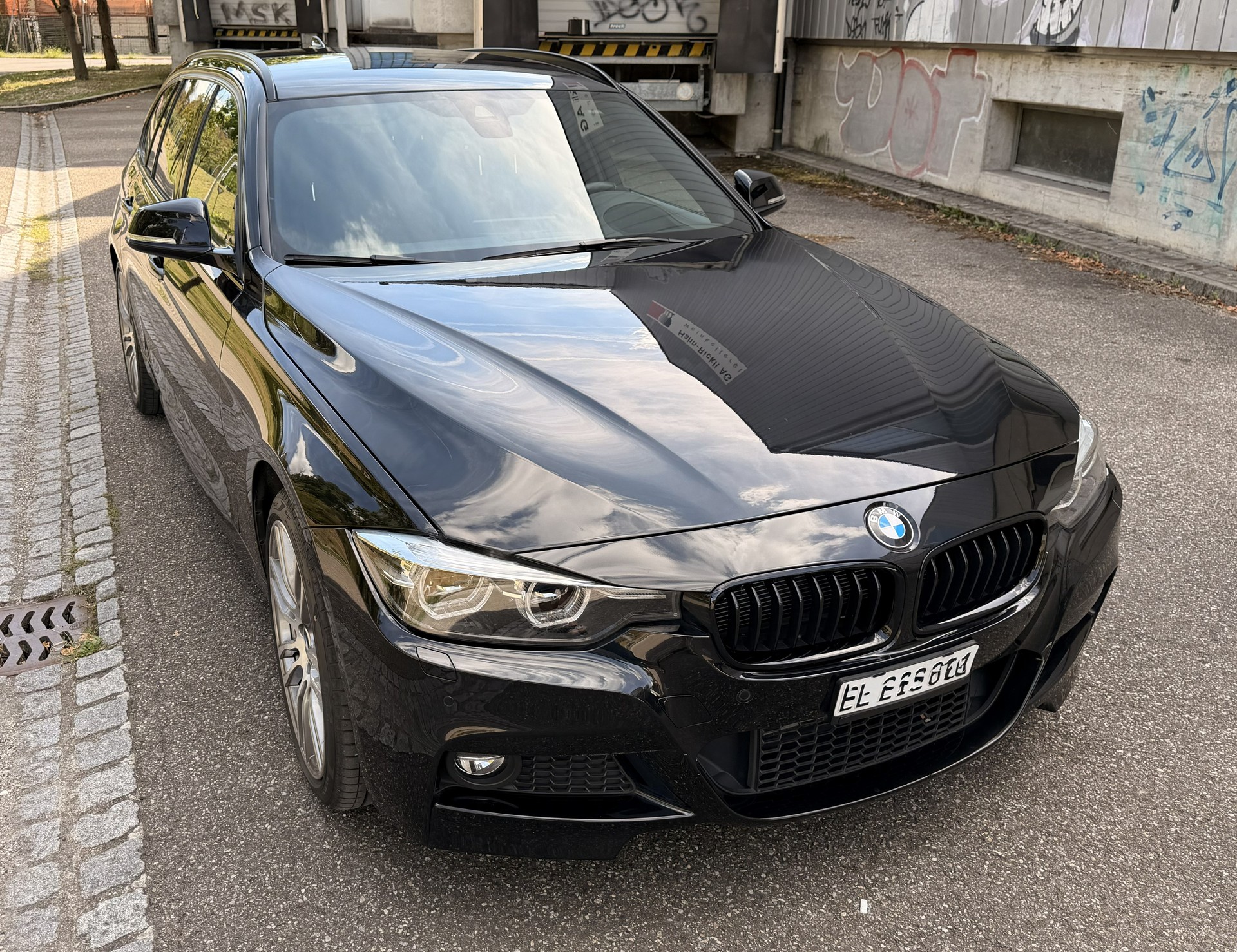 BMW 320d xDrive Touring Edition M Sport Steptronic, Saphirschwarz Metallic-image-2