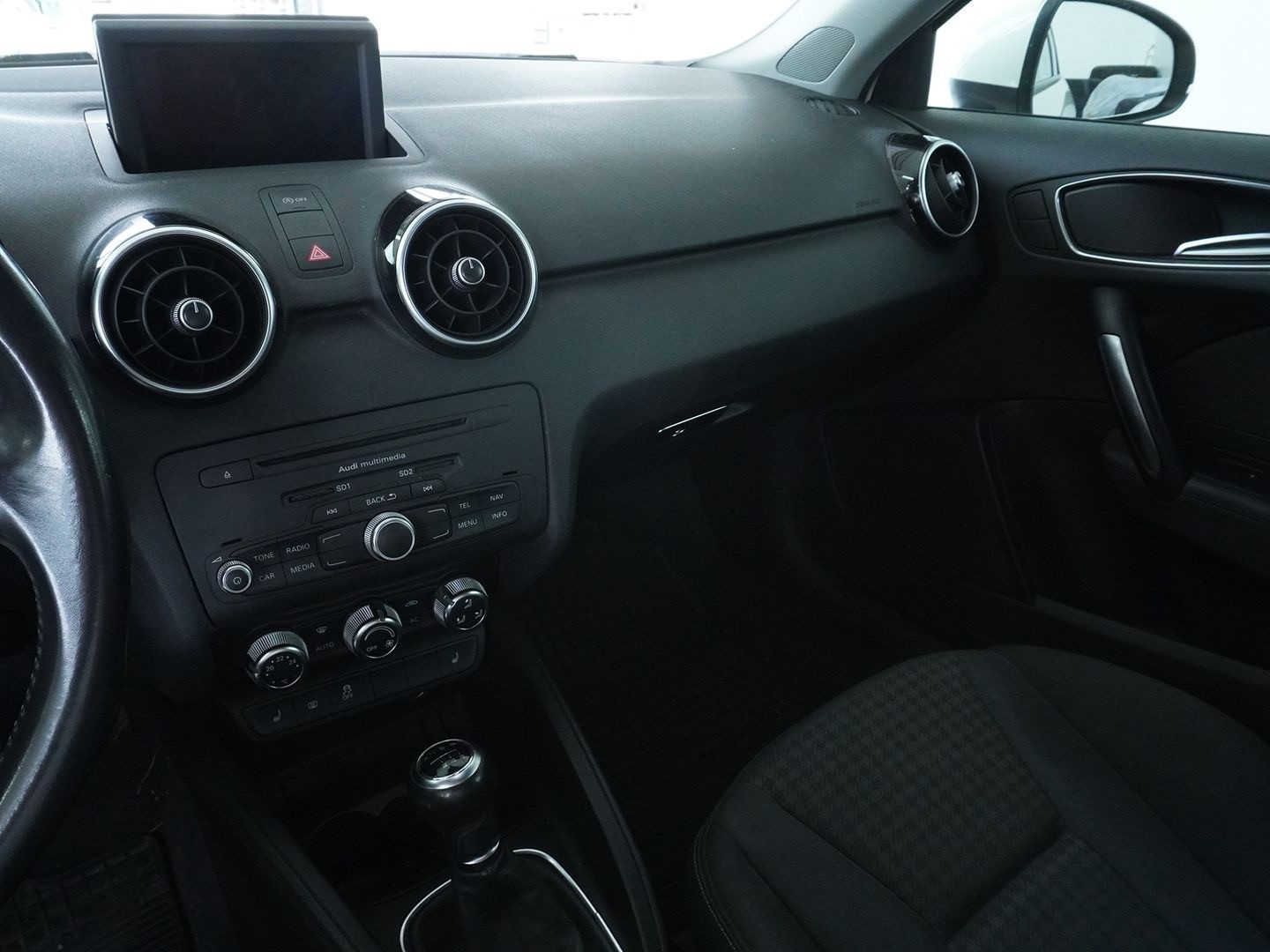 AUDI A1 1.4 TFSI Ambition-image-6