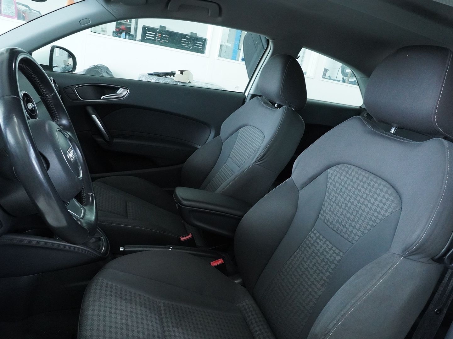 AUDI A1 1.4 TFSI Ambition-image-3