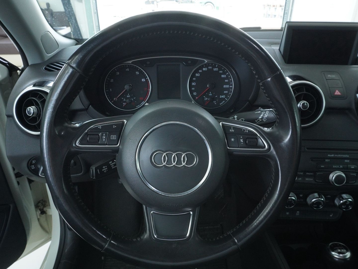AUDI A1 1.4 TFSI Ambition-image-9