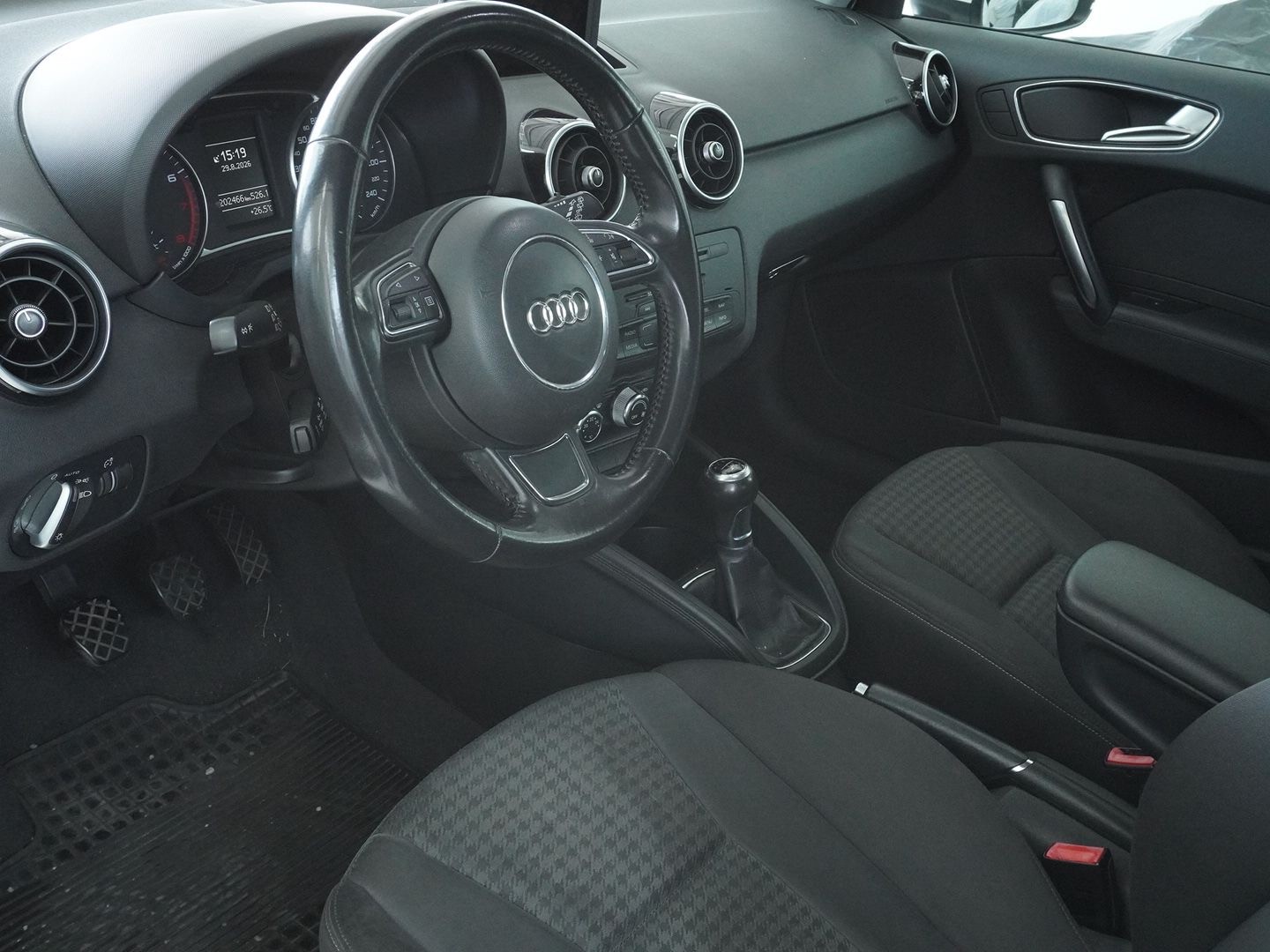 AUDI A1 1.4 TFSI Ambition-image-2