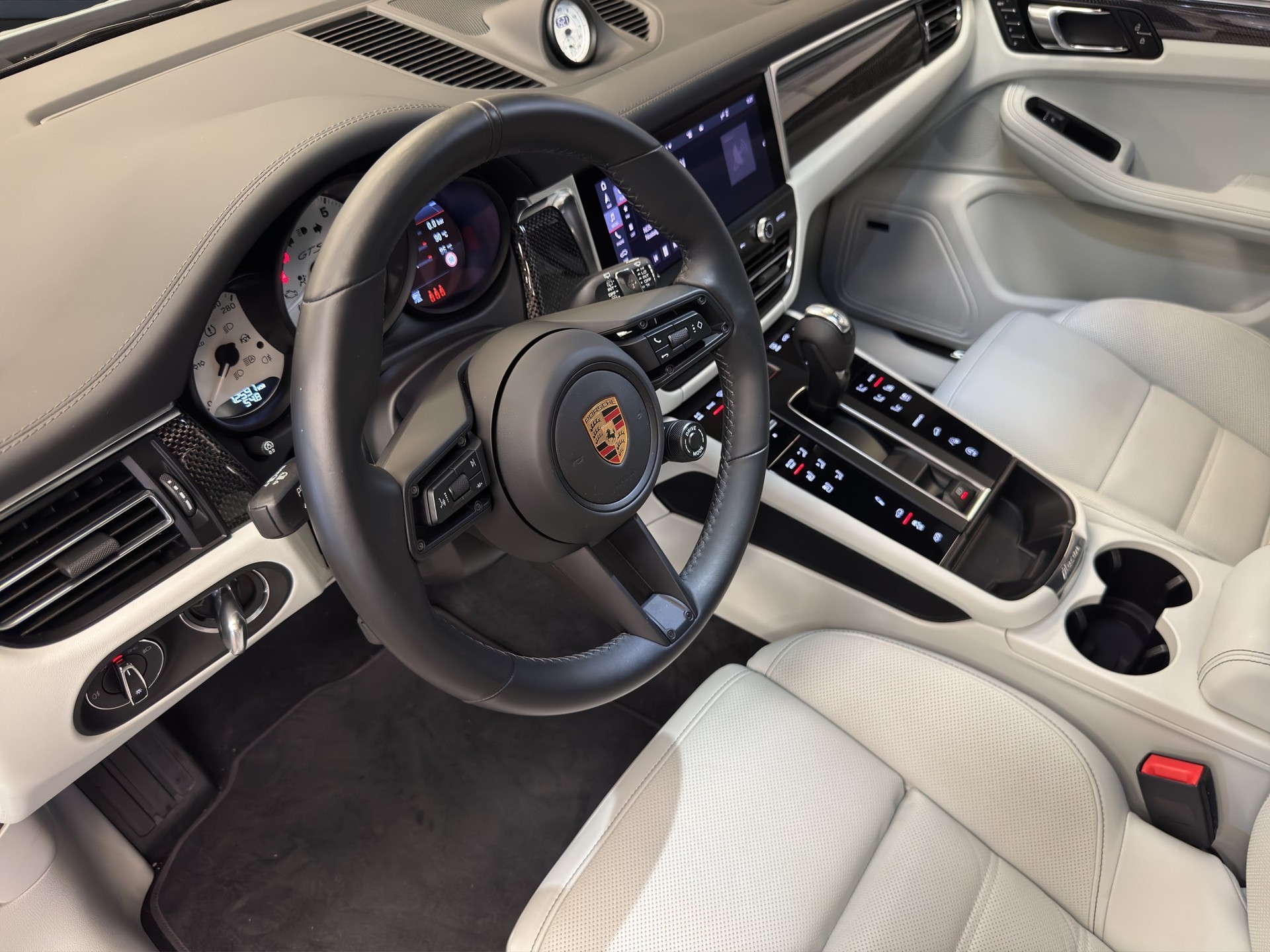 PORSCHE Macan GTS PDK-image-9