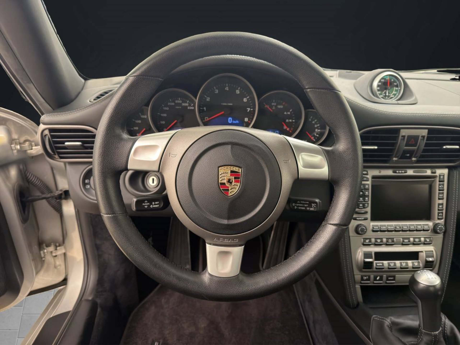 PORSCHE 911 Carrera-image-12