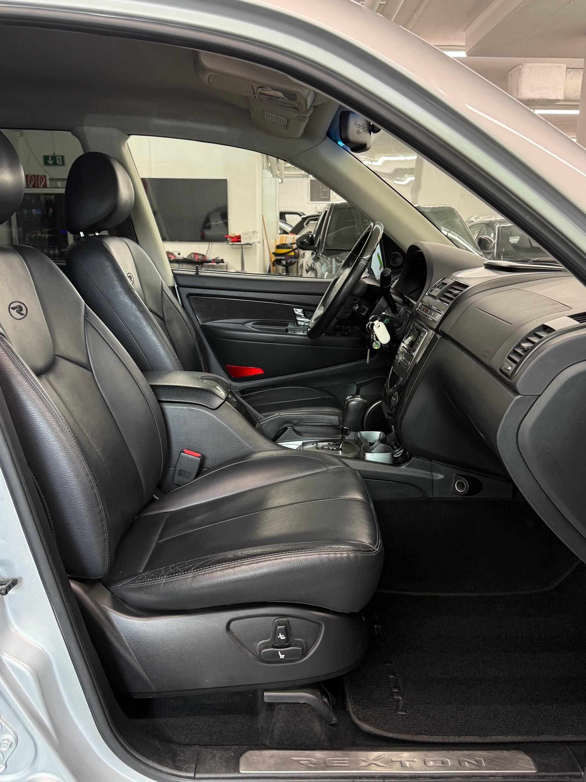 KGM-SsangYong Rexton RX200 e-XDi 4WD 7-Plätzer - AHK-image-21