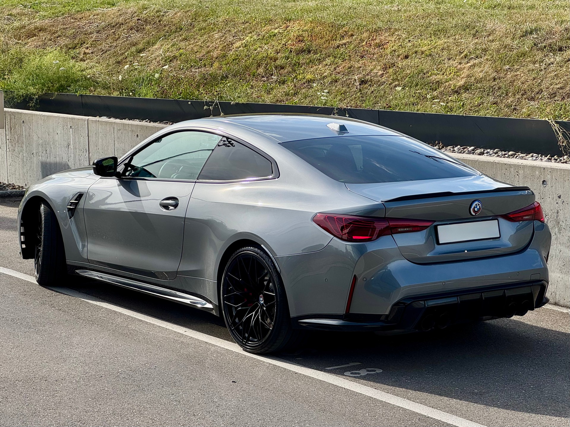BMW M4 Competition xDrive-image-4