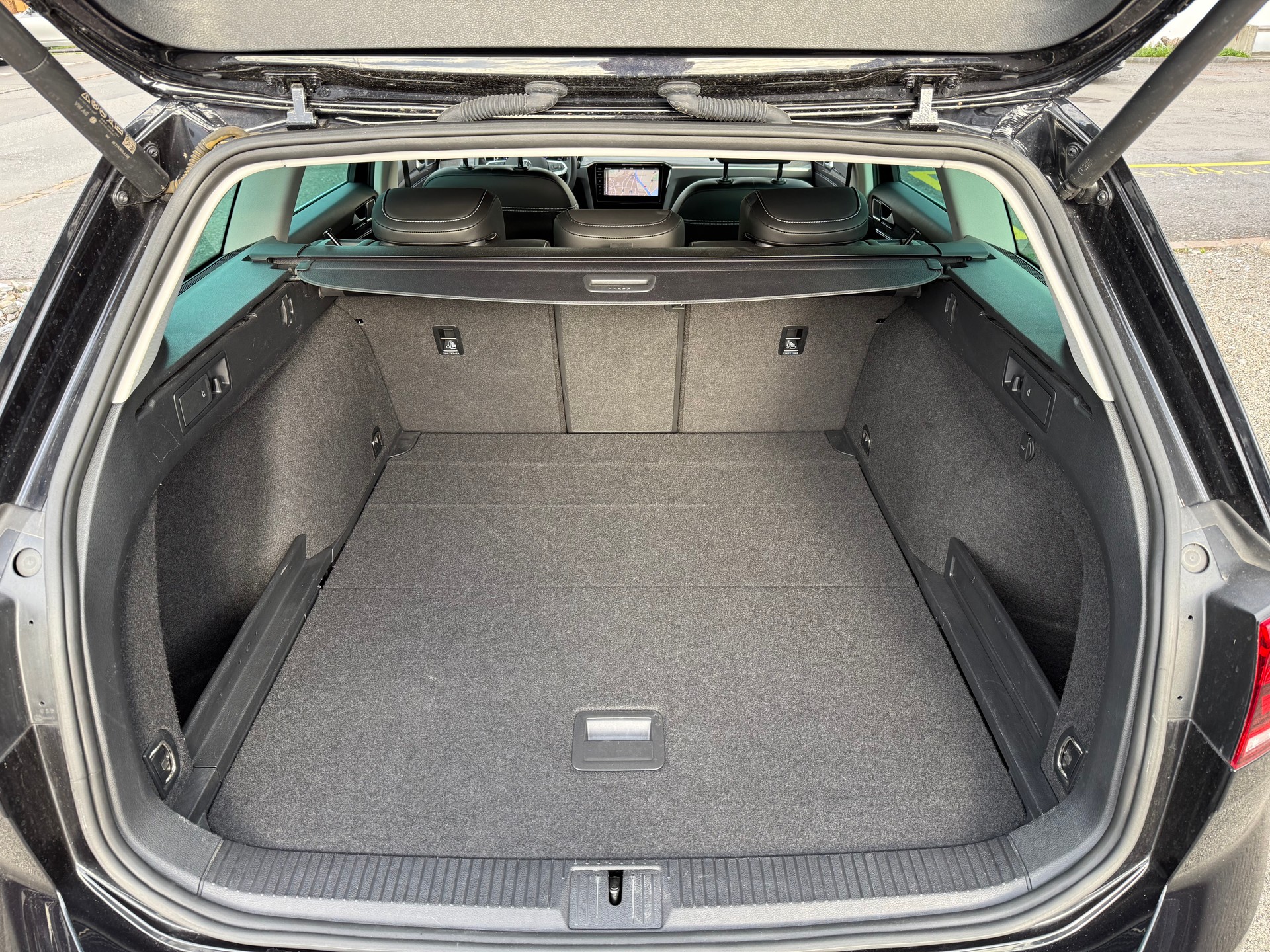 VW Passat Variant 2.0 TDI 200 Elegance DSG 4m-image-12