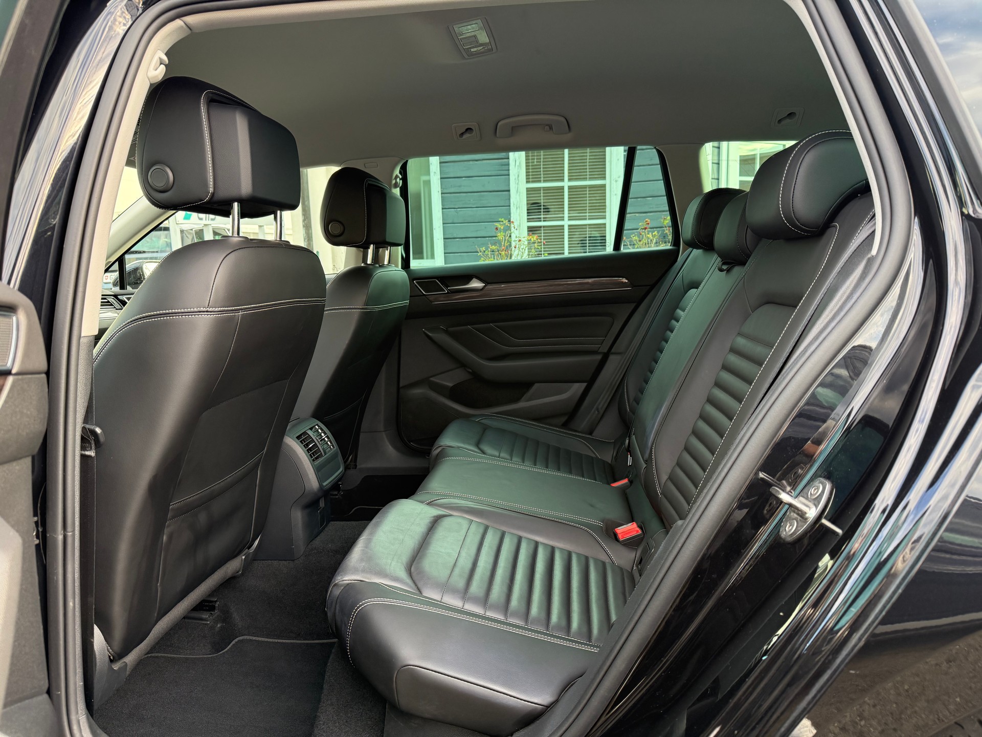 VW Passat Variant 2.0 TDI 200 Elegance DSG 4m-image-11
