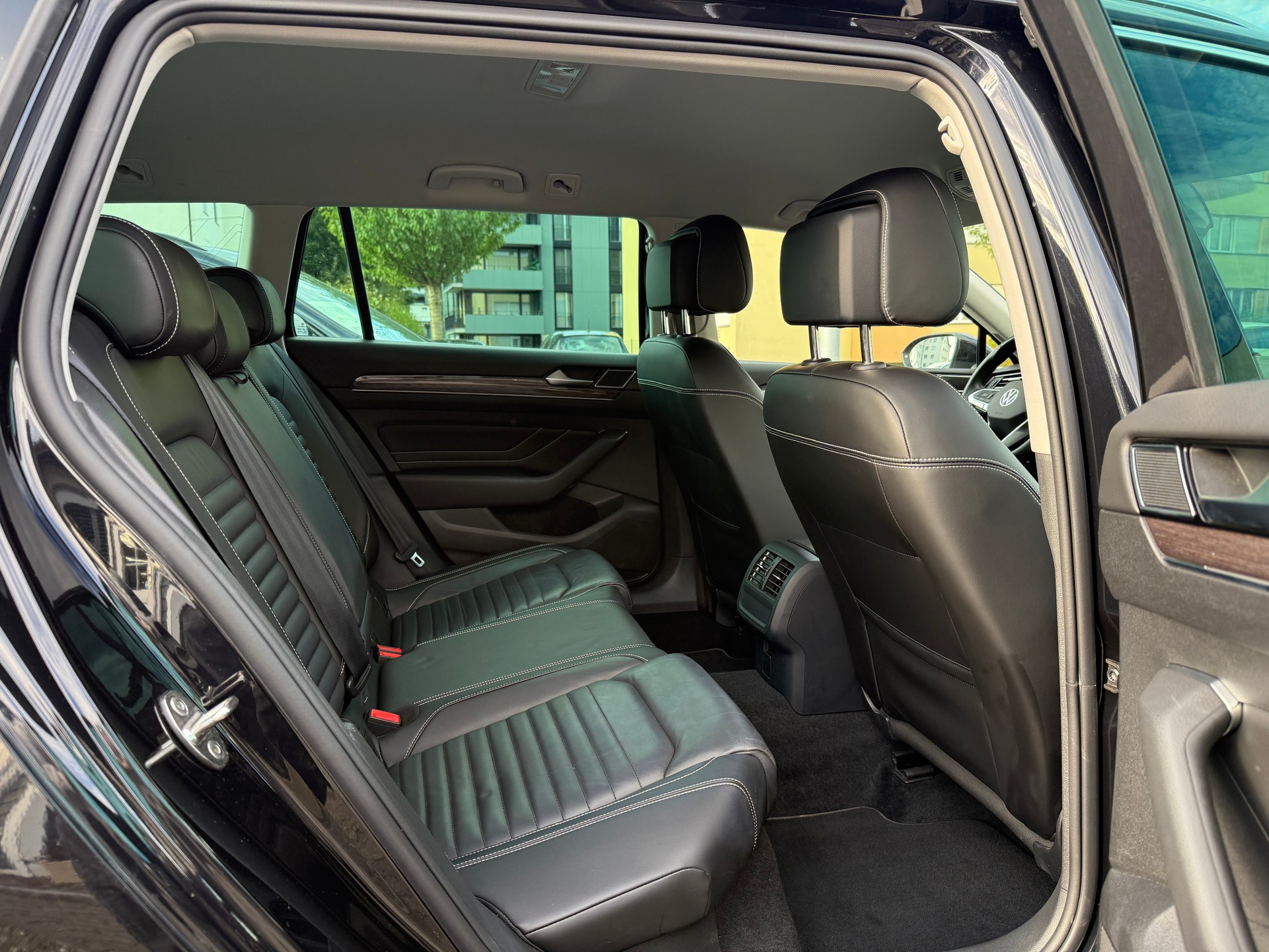 VW Passat Variant 2.0 TDI 200 Elegance DSG 4m-image-14