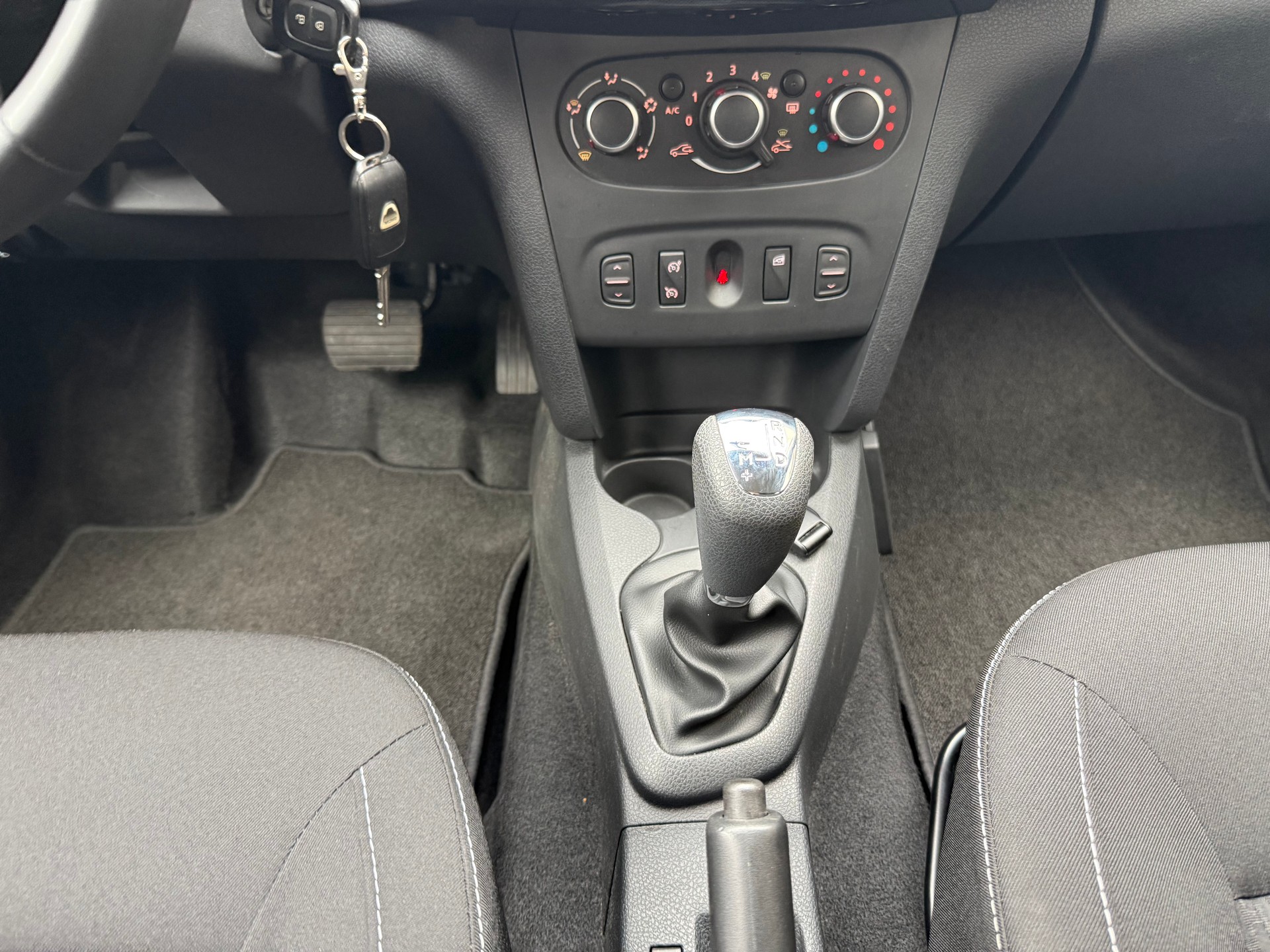 DACIA Sandero TCe 90 Lauréate Automatic-image-18