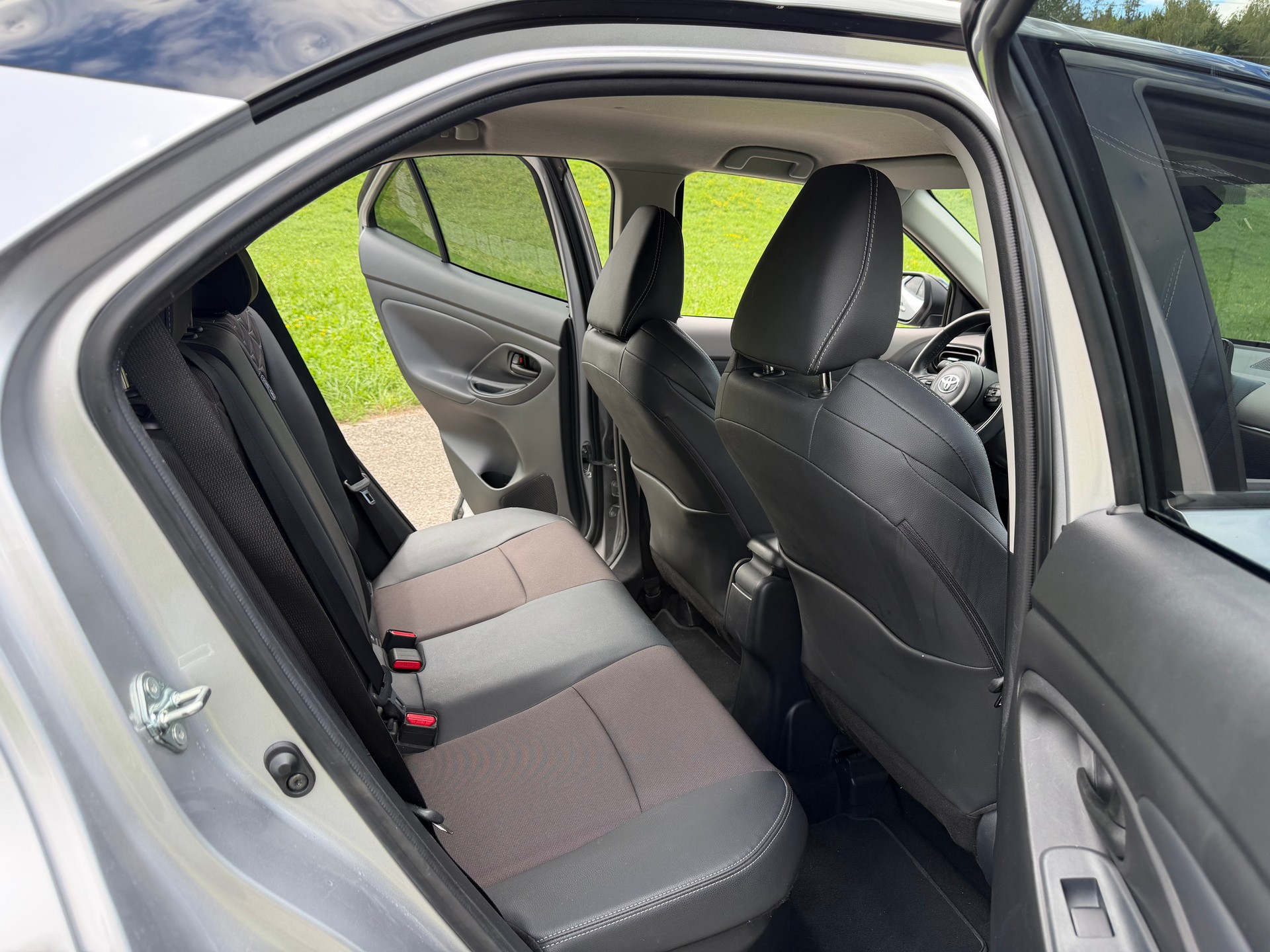 TOYOTA CH WAGEN YARIS CROSS1.5 ELEGANT e-CVT AWD-i . HAGELSCHADEN !! CH AUTO !! GARANTIE 10 JAHRE.-image-28