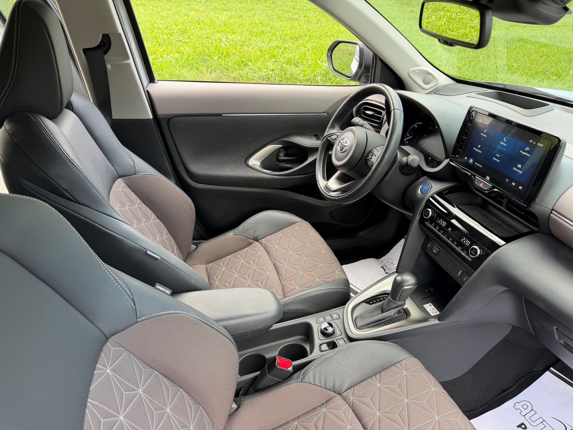 TOYOTA CH WAGEN YARIS CROSS1.5 ELEGANT e-CVT AWD-i . HAGELSCHADEN !! CH AUTO !! GARANTIE 10 JAHRE.-image-3