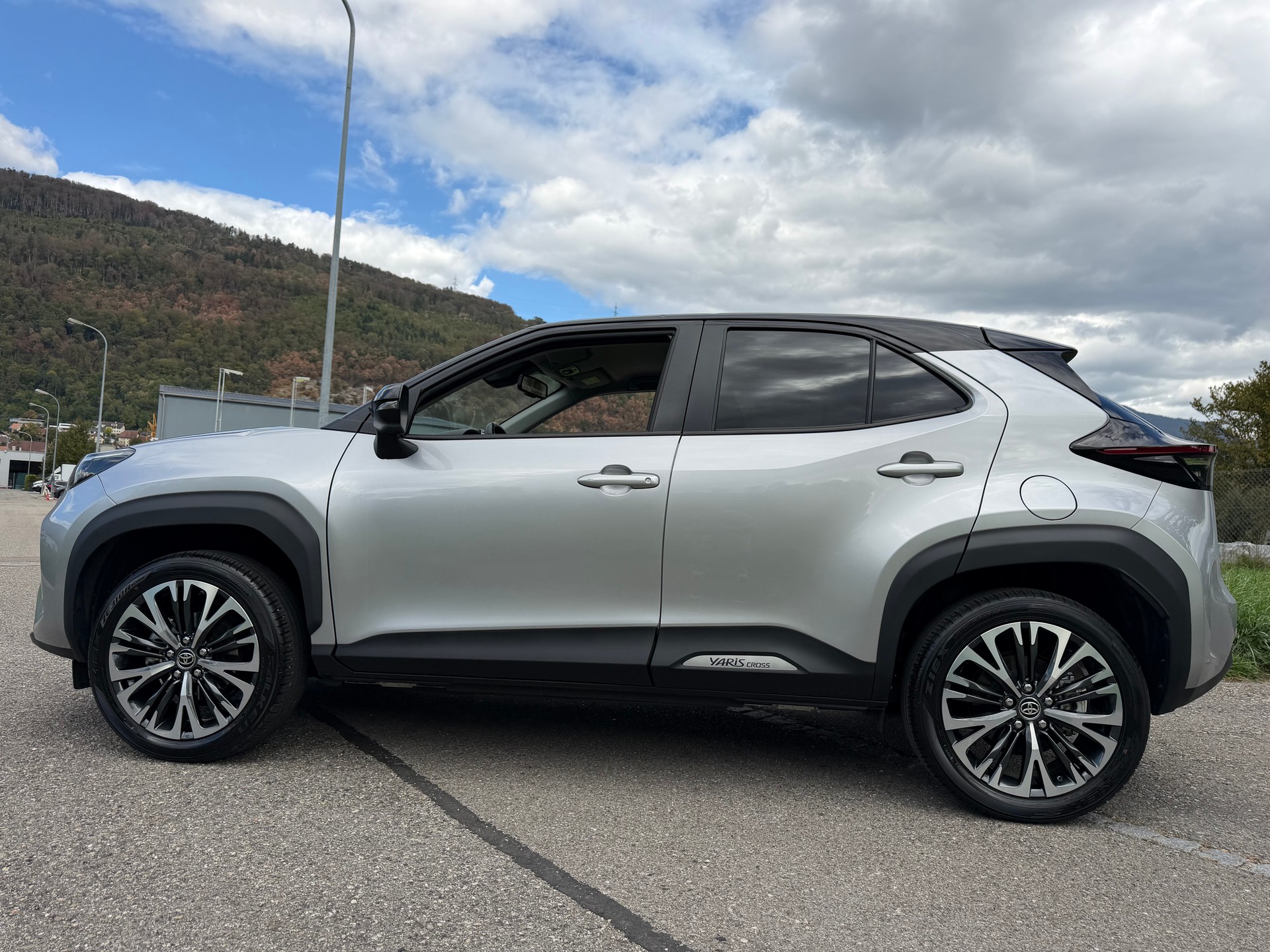 TOYOTA CH WAGEN YARIS CROSS1.5 ELEGANT e-CVT AWD-i . HAGELSCHADEN !! CH AUTO !! GARANTIE 10 JAHRE.-image-0