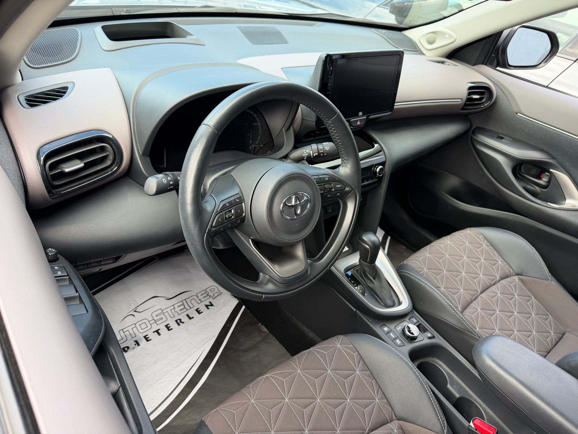TOYOTA CH WAGEN YARIS CROSS1.5 ELEGANT e-CVT AWD-i . HAGELSCHADEN !! CH AUTO !! GARANTIE 10 JAHRE.-image-16