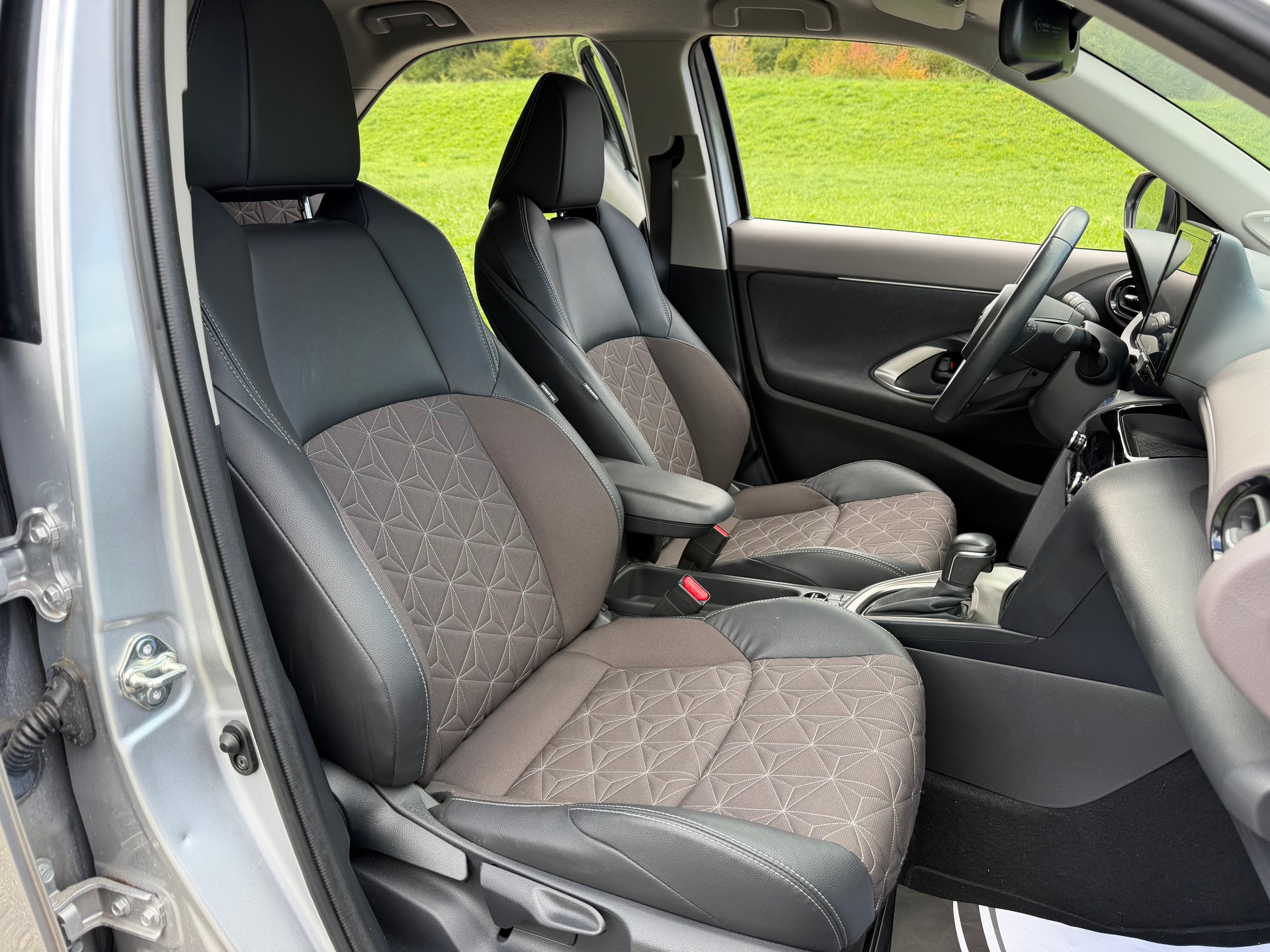 TOYOTA CH WAGEN YARIS CROSS1.5 ELEGANT e-CVT AWD-i . HAGELSCHADEN !! CH AUTO !! GARANTIE 10 JAHRE.-image-26