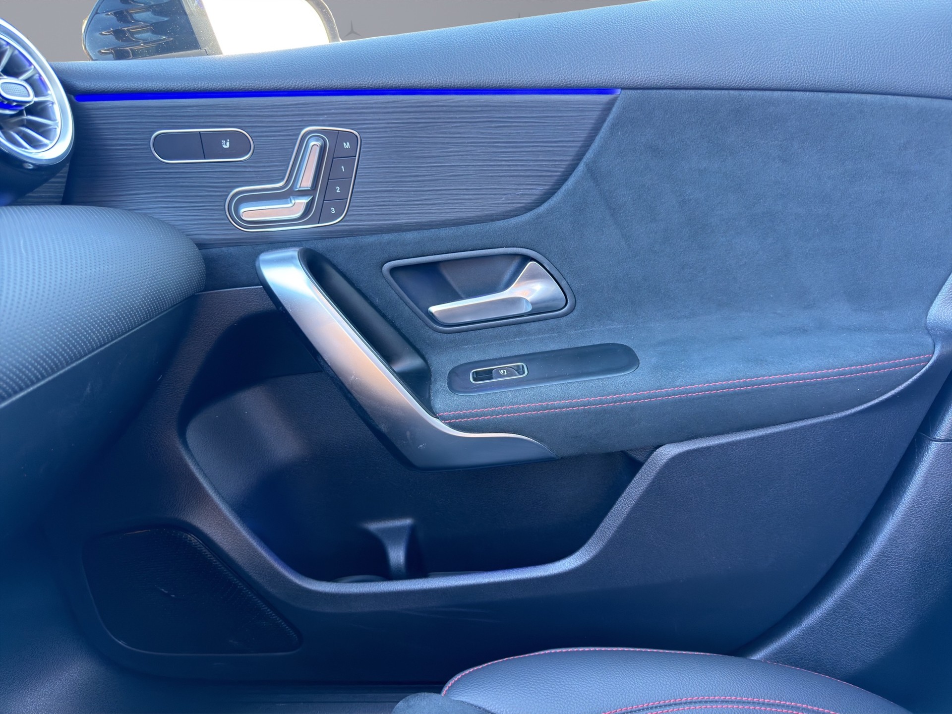 MERCEDES-BENZ A-Klasse W177 A 180 AMG Line-image-14