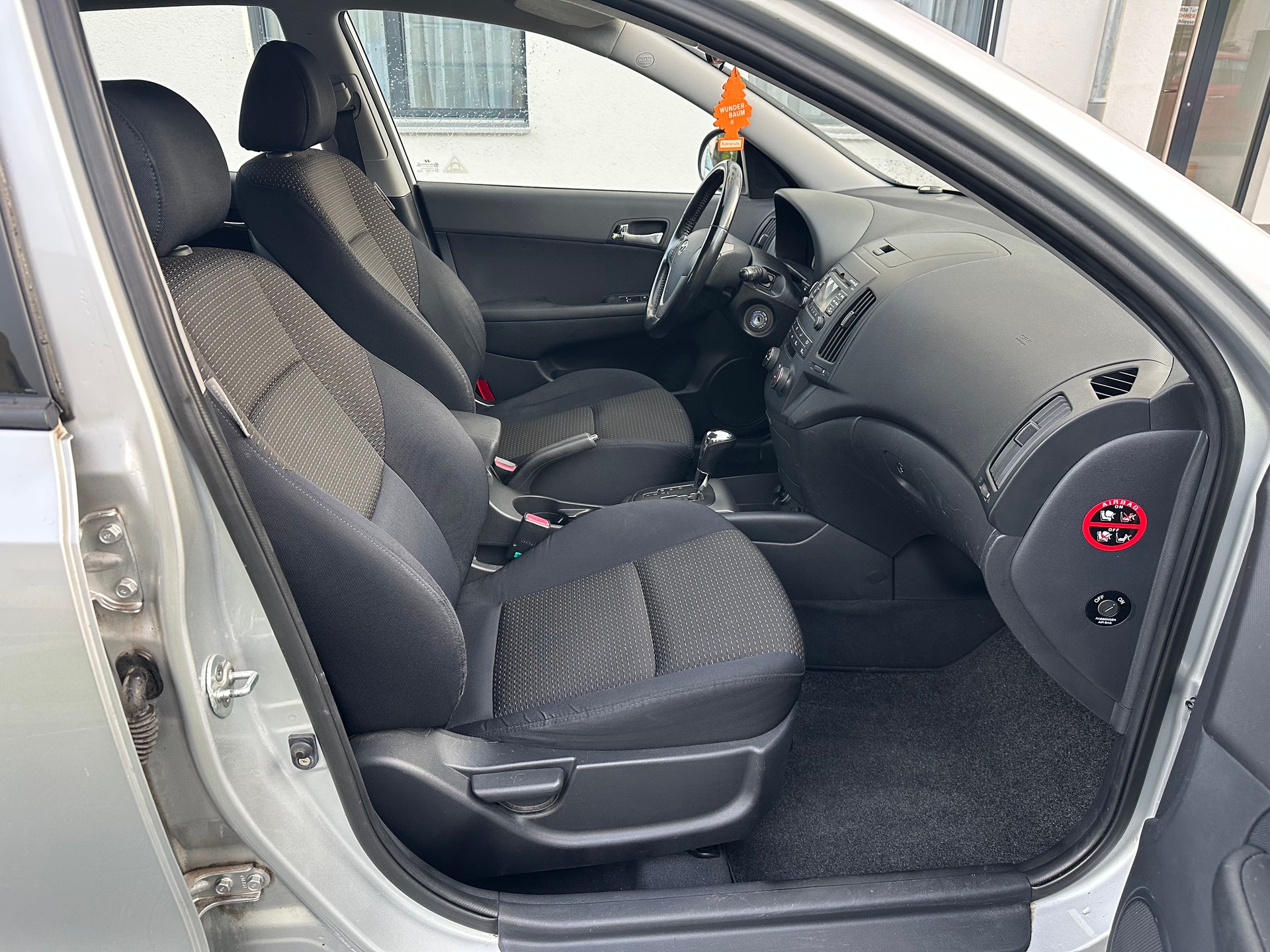 HYUNDAI i30 1.6 Style Automatic-image-2