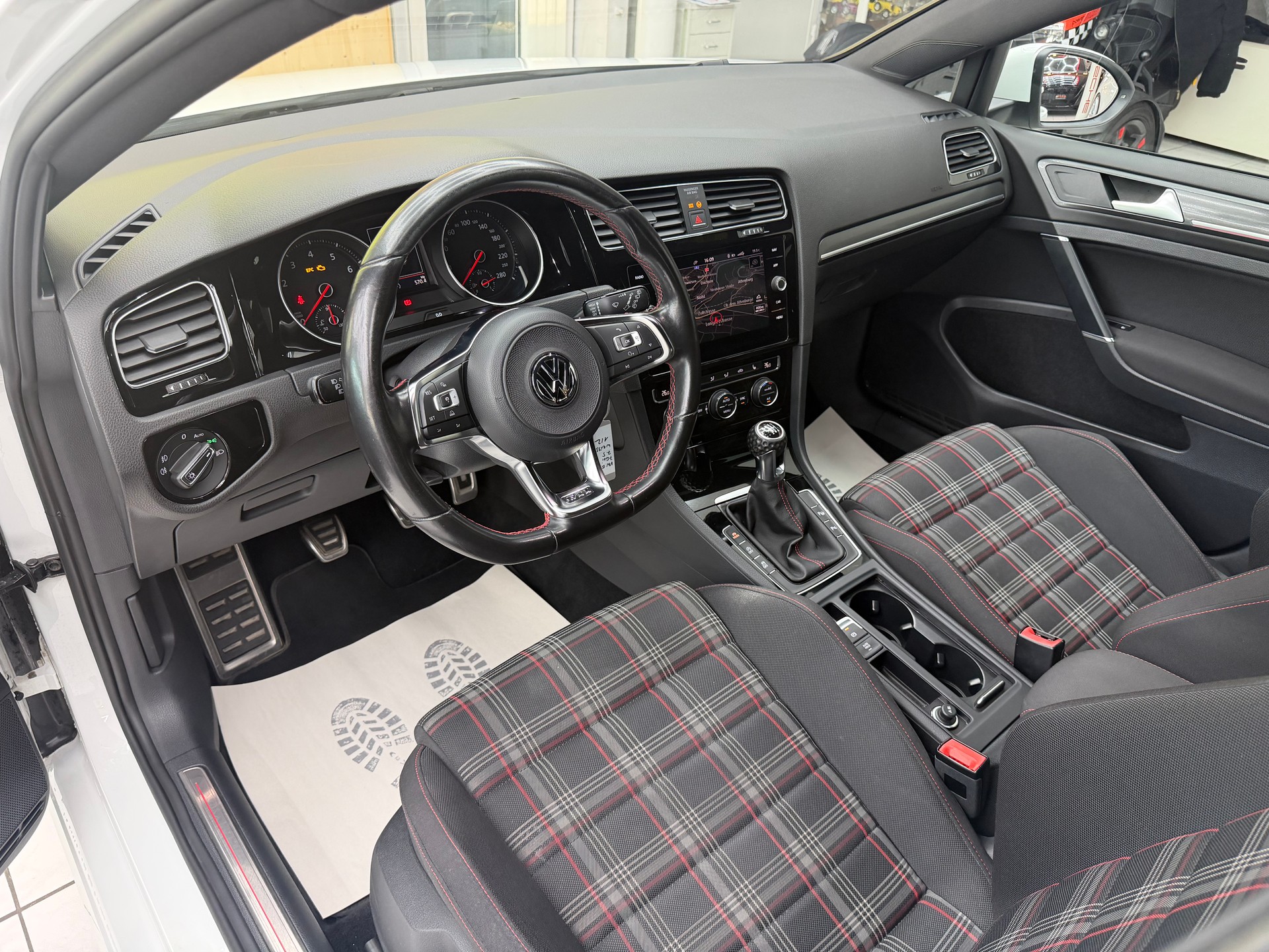 VW Golf VII 2.0 TSI 230 GTI-image-10