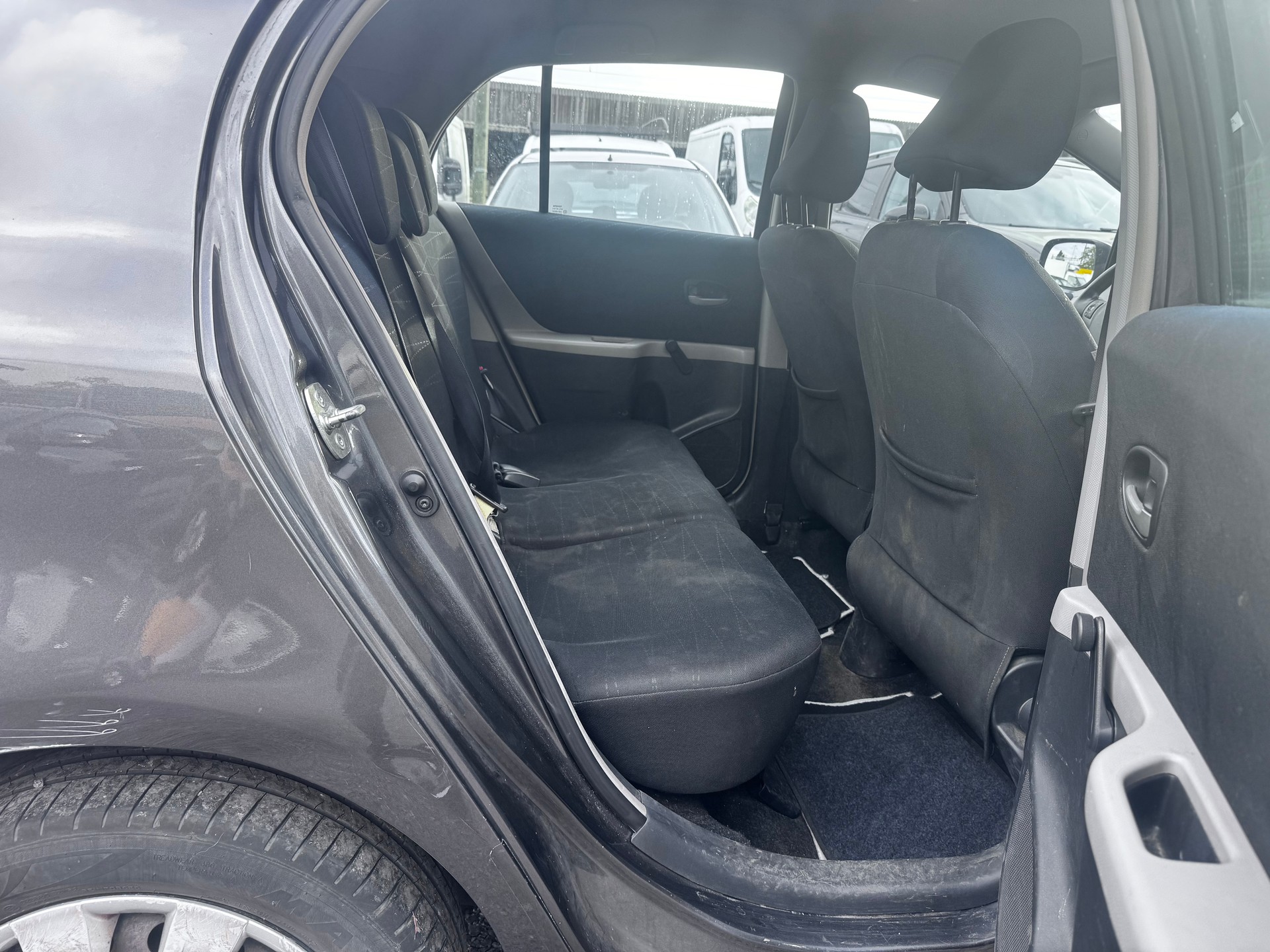 TOYOTA Yaris 1.3 Linea Sol-image-6