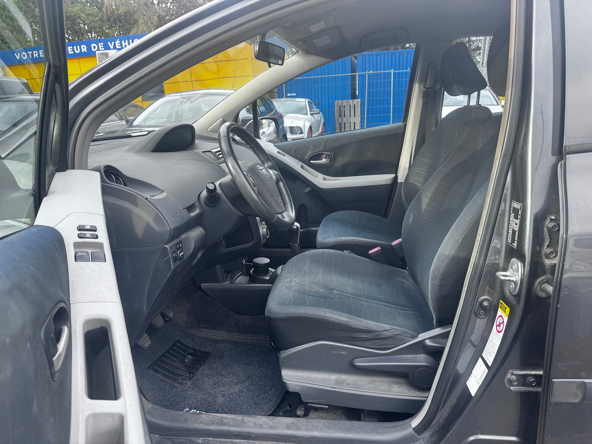 TOYOTA Yaris 1.3 Linea Sol-image-4