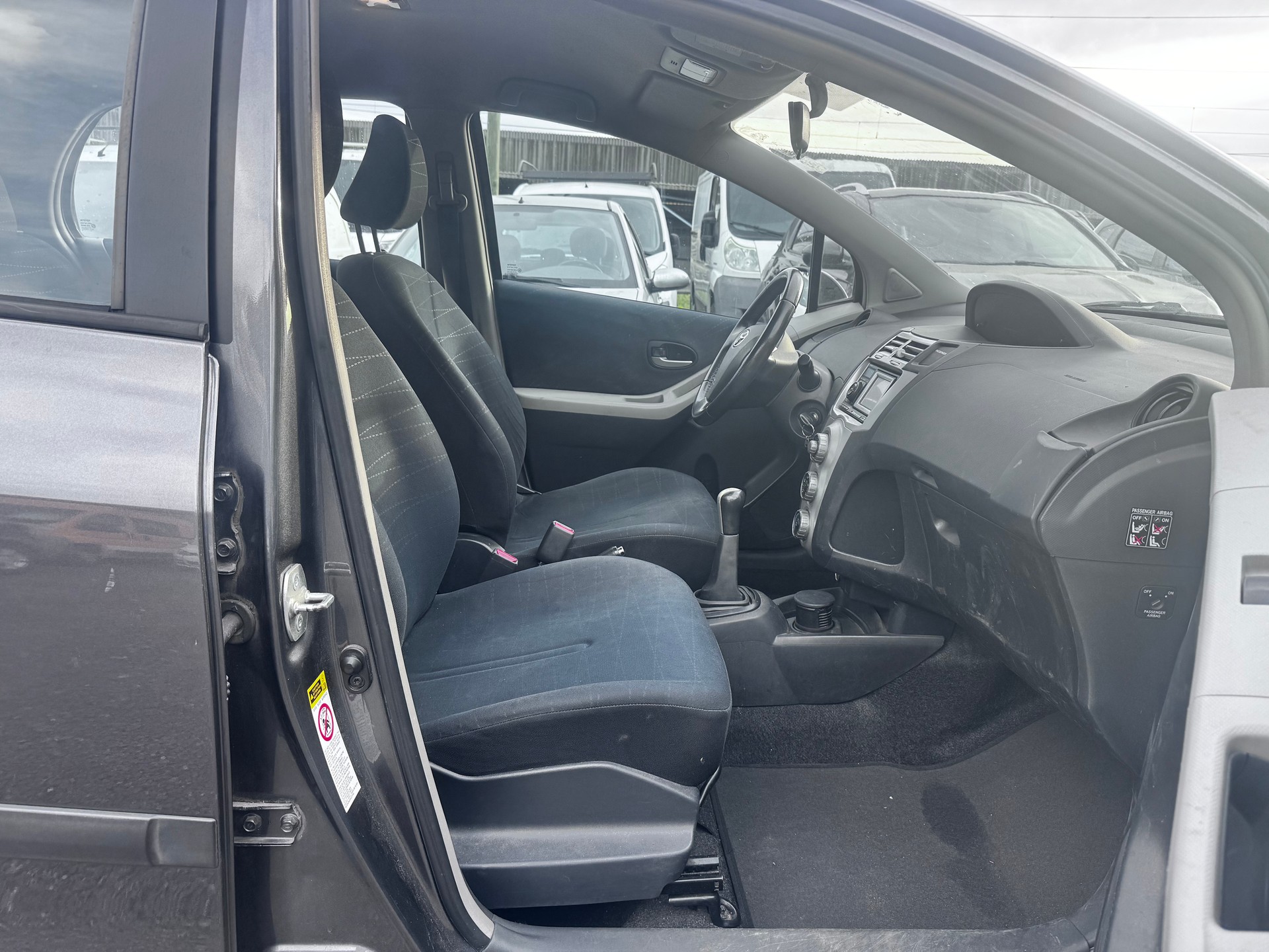 TOYOTA Yaris 1.3 Linea Sol-image-7